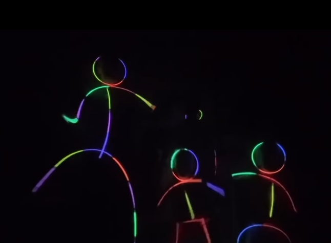 En el vídeo de Instagram de Hilary Swank, unas siluetas de neón de colores muestran a varias personas bailando juntas sobre un fondo oscuro. Esta divertida escena familiar llamó la atención y los espectadores empezaron a especular sobre el posible significado de su anuncio. | Fuente: Instagram/hilaryswank