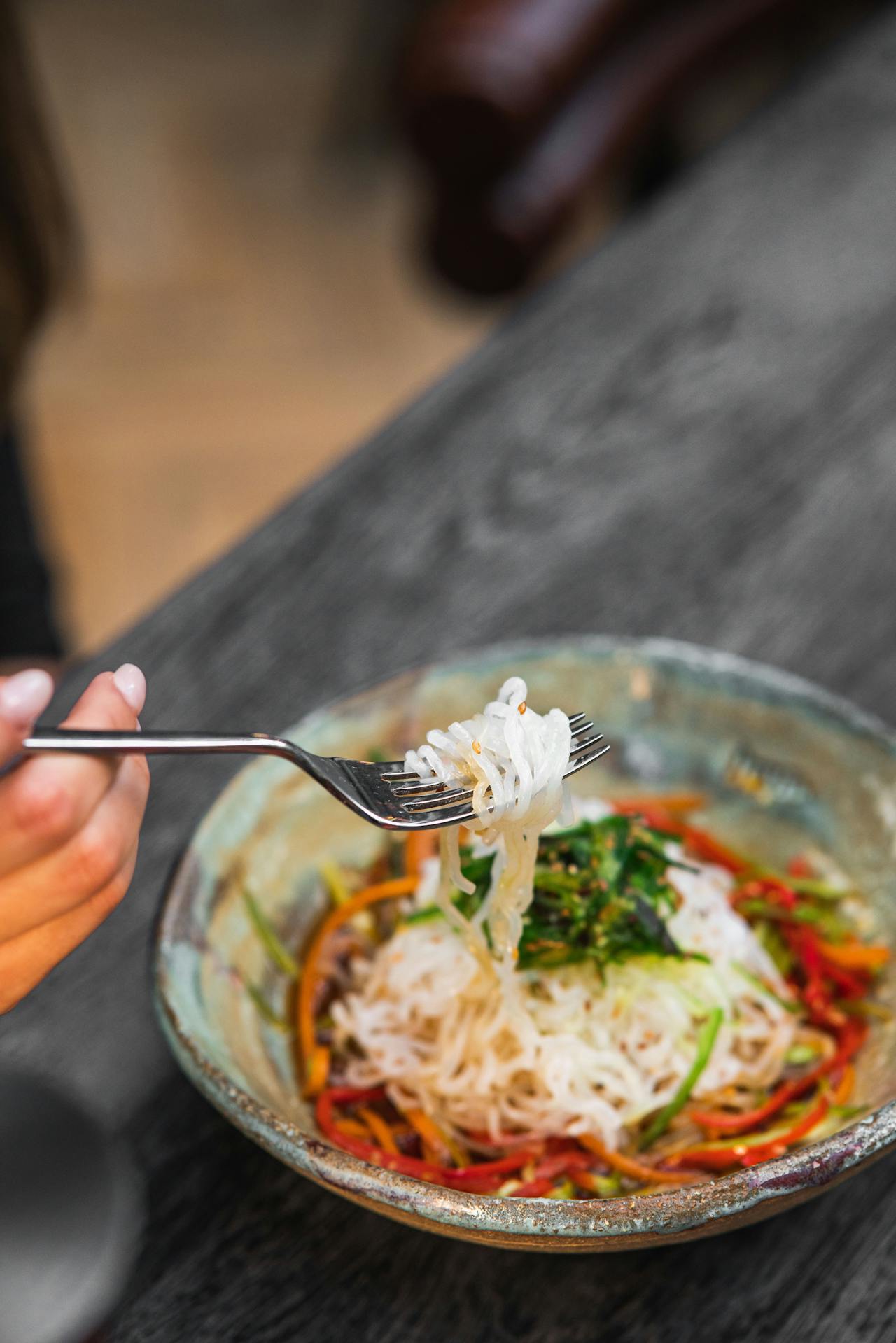 Una persona comiendo pasta | Fuente: Pexels