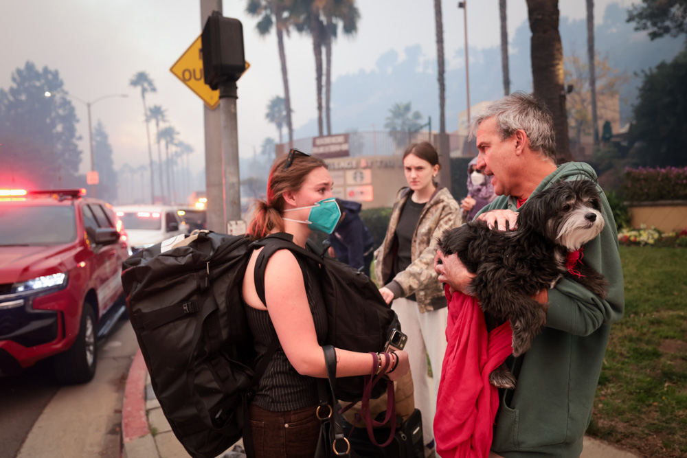 Más personas fotografiadas evacuando durante el incendio de Palisades el 7 de enero de 2025. | Fuente: Getty Images