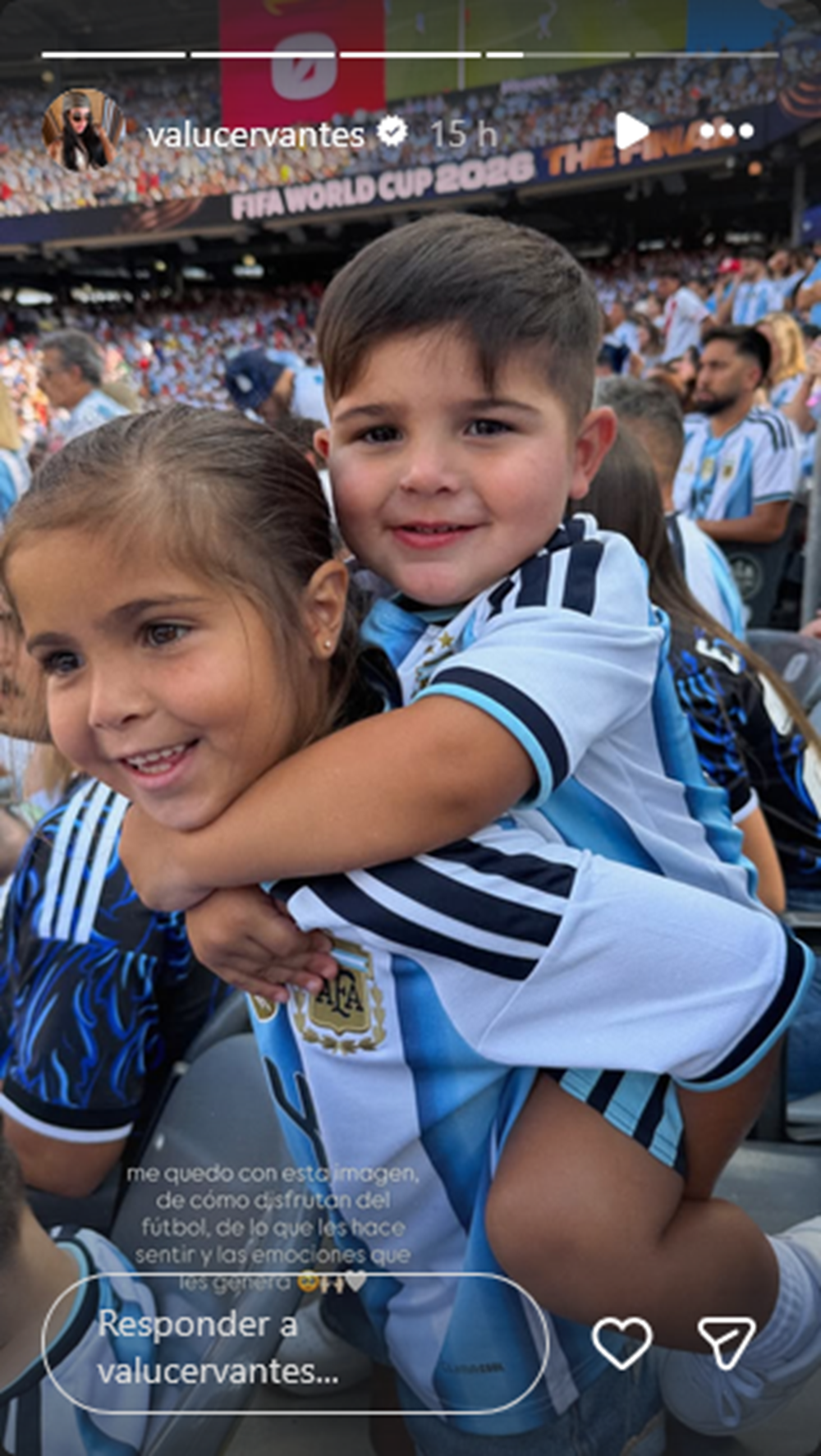Oli y Benja, hijos de Valentina Cervantes y Enzo Fernández, disfrutando del partido de su padre durante el Mundial de2026 | Fuente: Instagram Stories/valucervantes