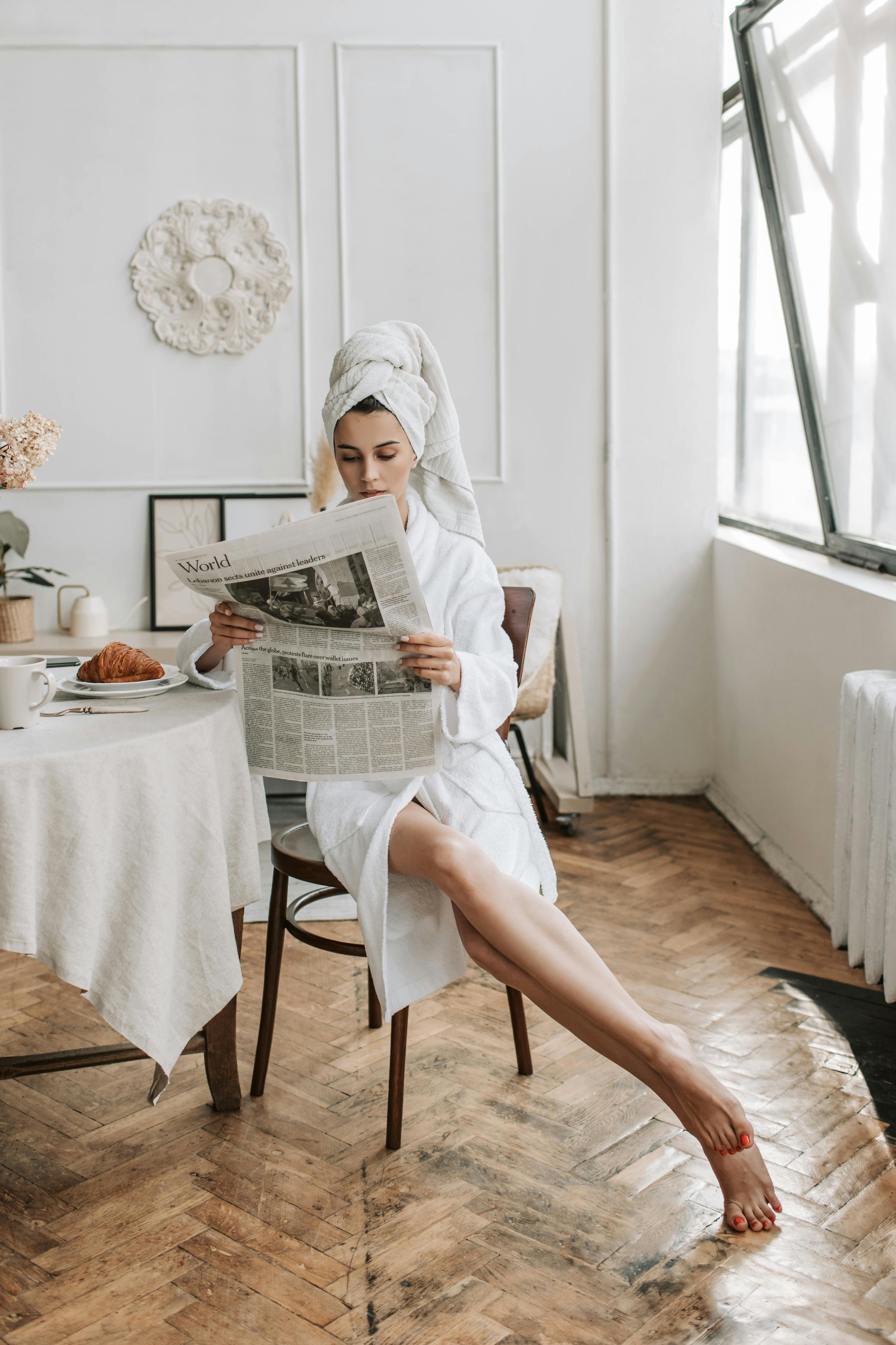 Una mujer descansando en albornoz | Fuente: Pexels