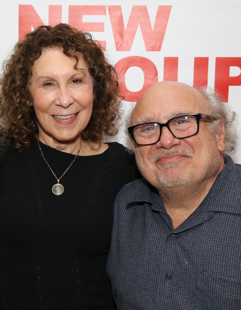 Rhea Perlman y Danny Devito el 8 de marzo de 2018 en el Green Fig Urban Eatery, en la ciudad de Nueva York. | Foto: Getty Images