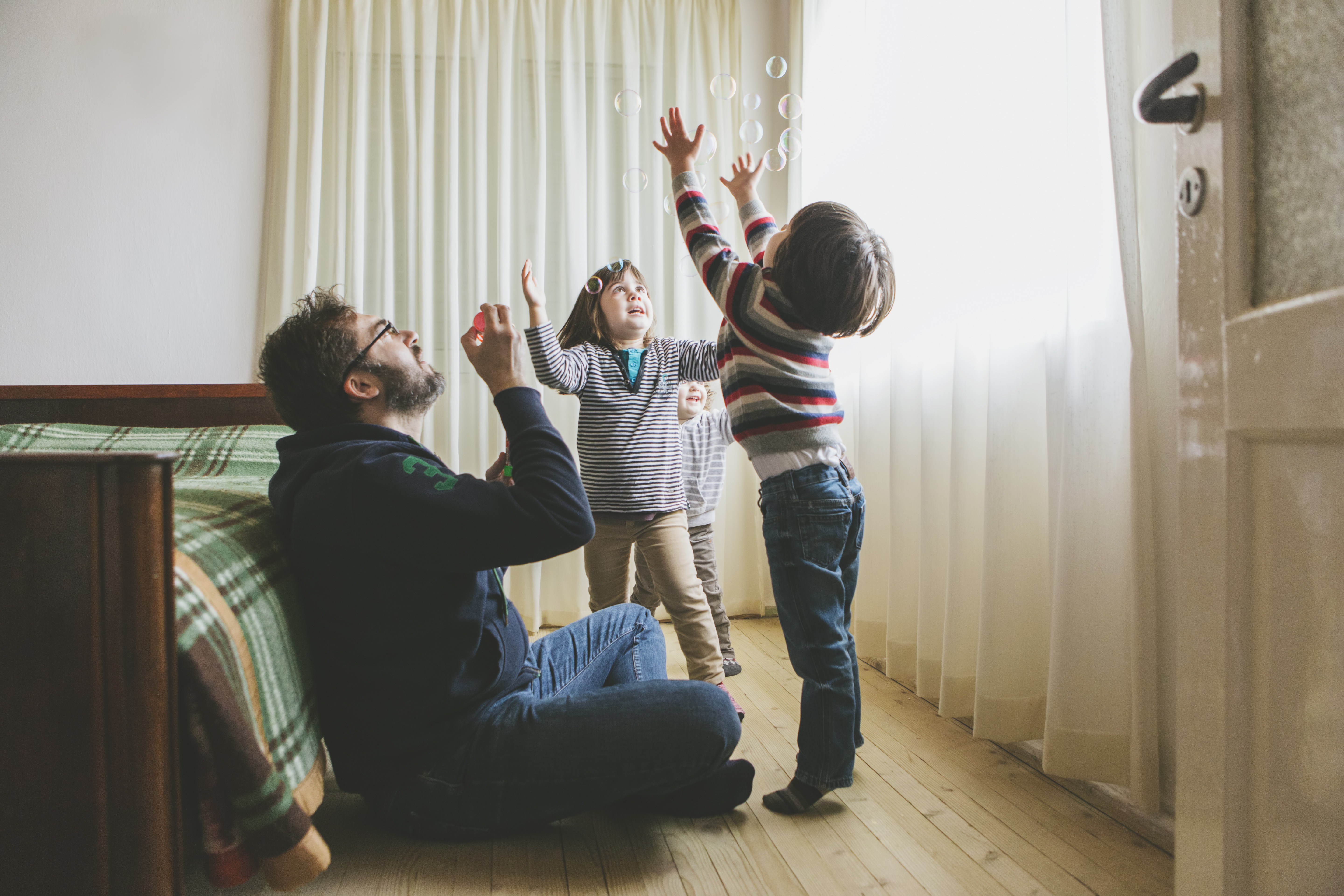 Hombre divirtiéndose con sus hijos | Foto: Getty Images