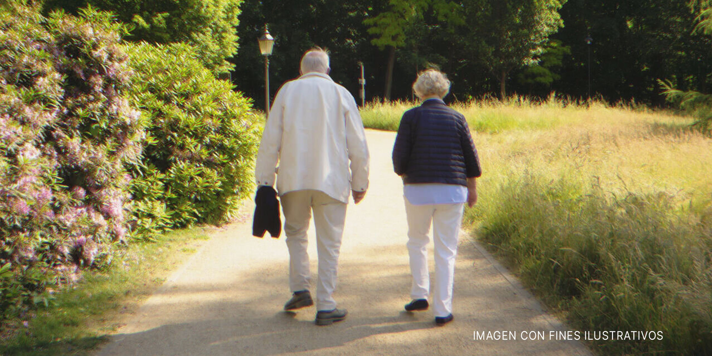 Pareja de ancianos caminando por una carretera. | Foto: Shutterstock