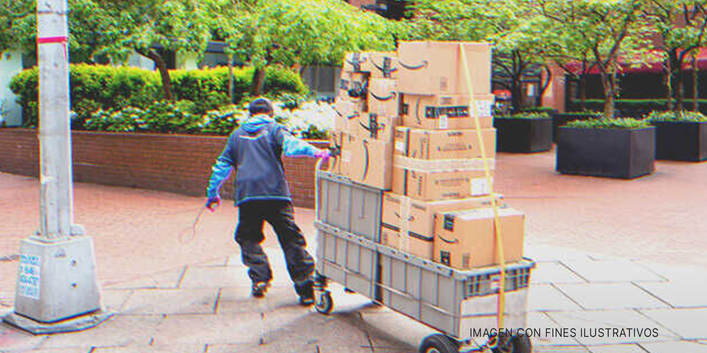 Hombre transportando cajas. | Shutterstock