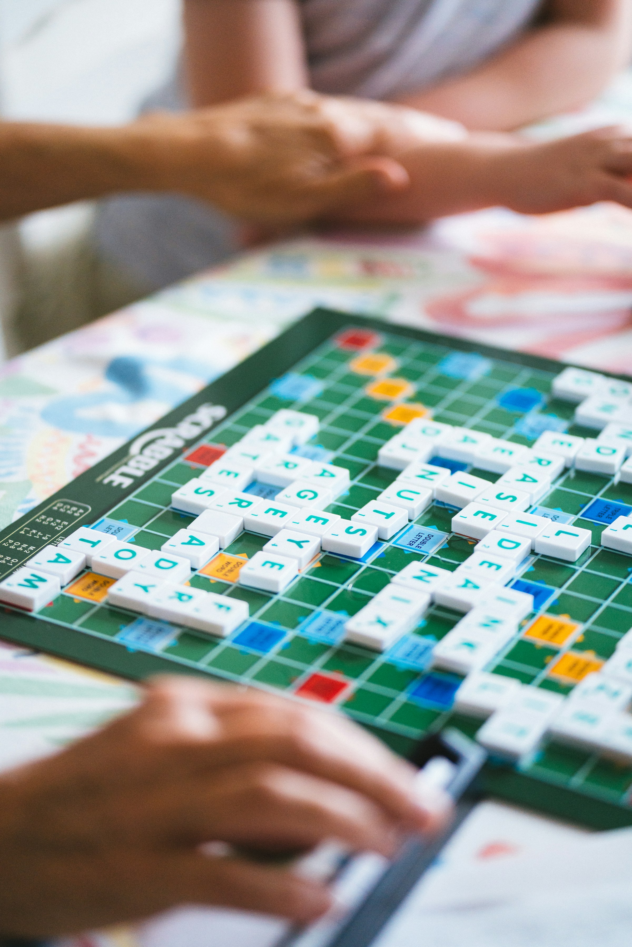 Primer plano de alguien jugando Scrabble | Fuente: Unsplash