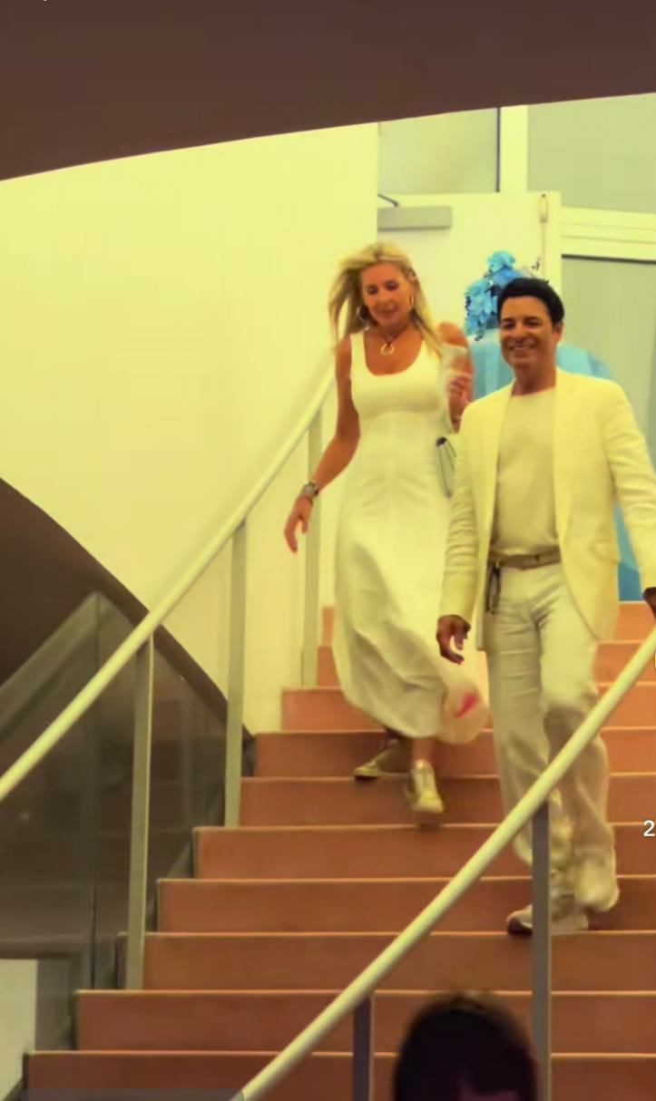 Chayanne sale junto a su esposa de la fiesta de revelación de género del bebé de Lele Pons. | Foto: TikTok.com/@pipozarek