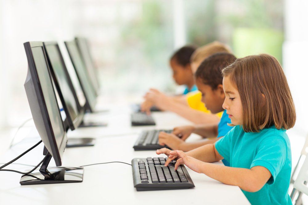 Varios niños sentados frente a ordenadores. | Foto: Shutterstock