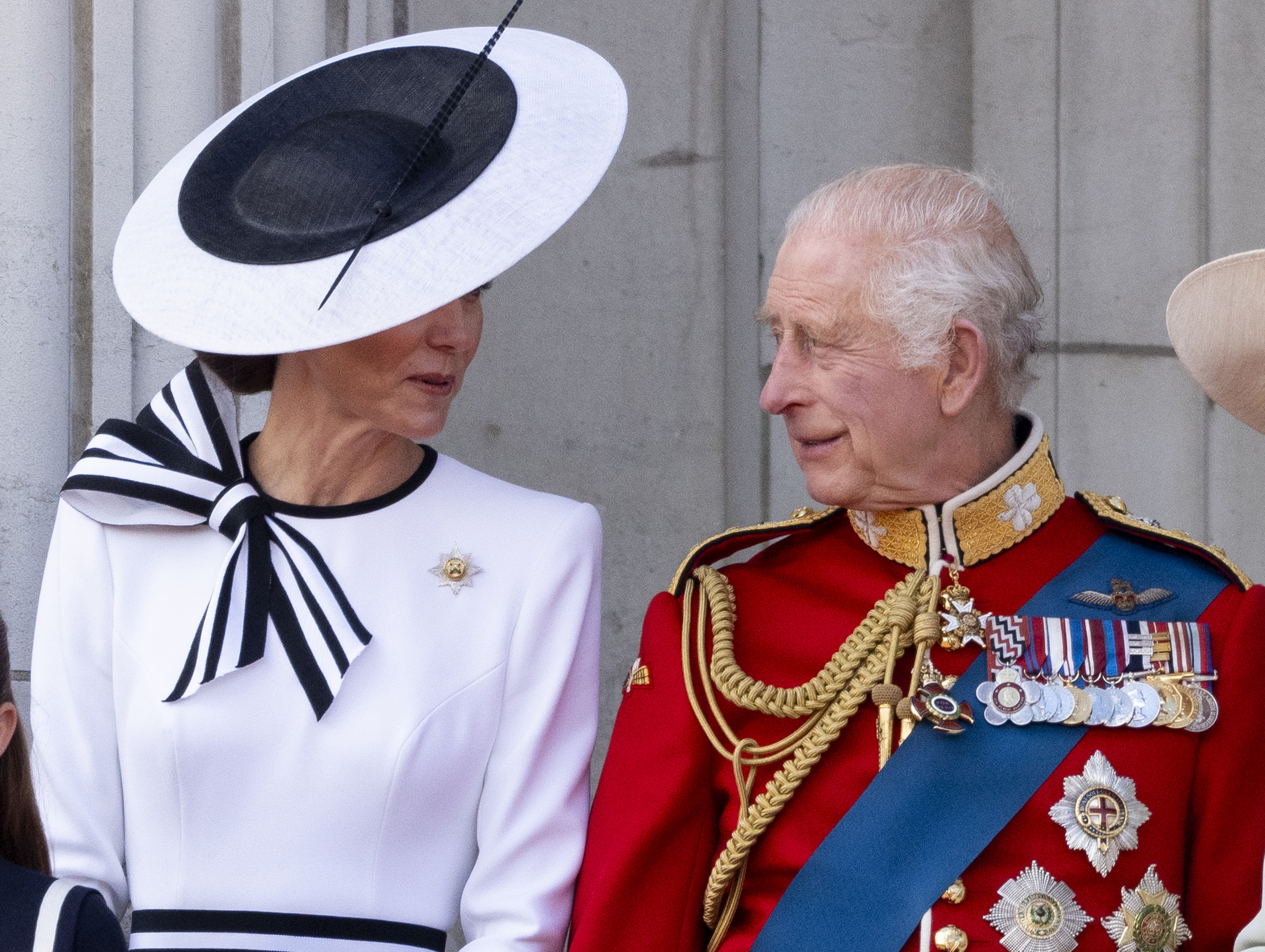 El rey Charles III y Kate, princesa de Gales, durante la ceremonia Trooping the Colour el 15 de junio de 2024, en Londres, Inglaterra. | Fuente: Getty Images