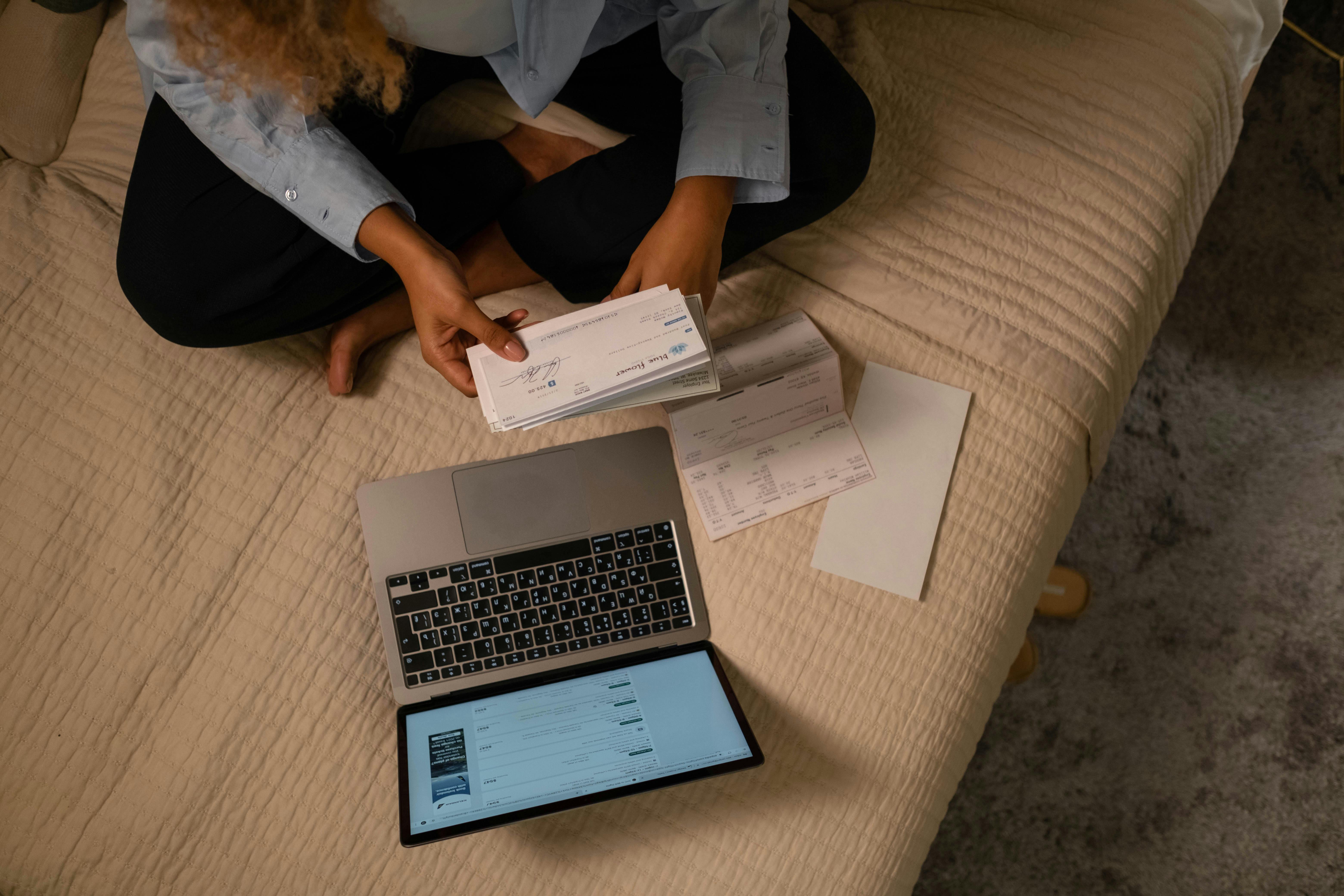 Una mujer mirando un cheque | Fuente: Pexels