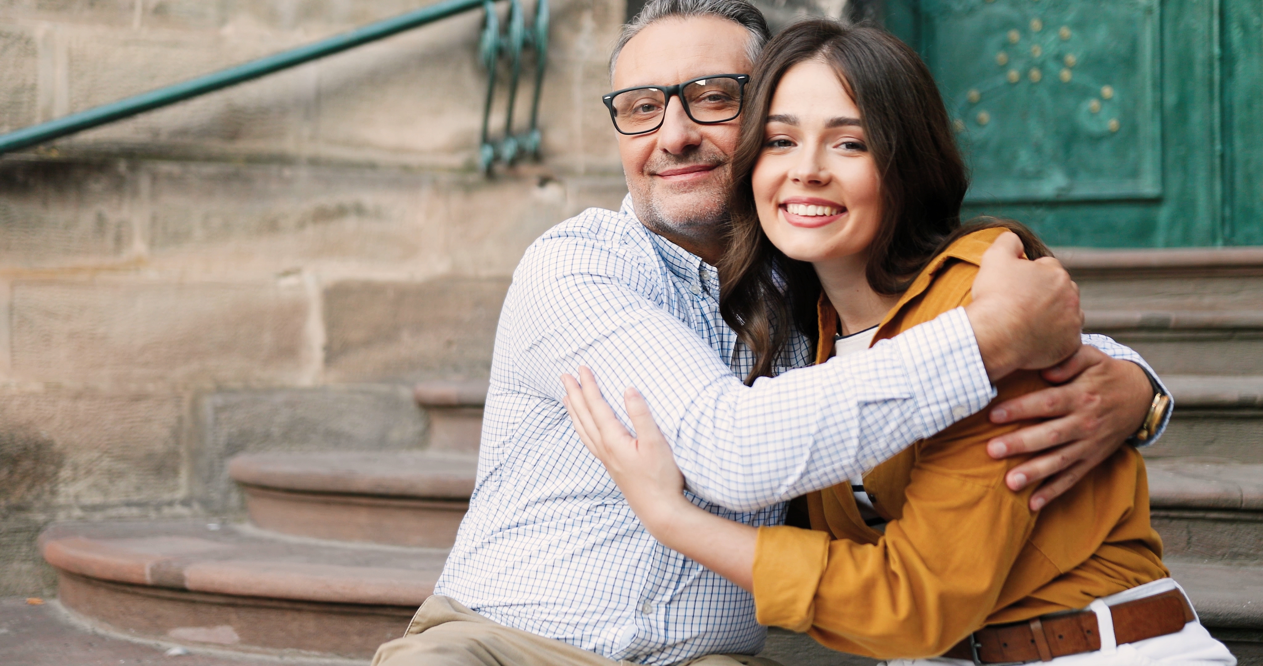 Un hombre mayor y una mujer joven abrazándose. | Foto: Shutterstock