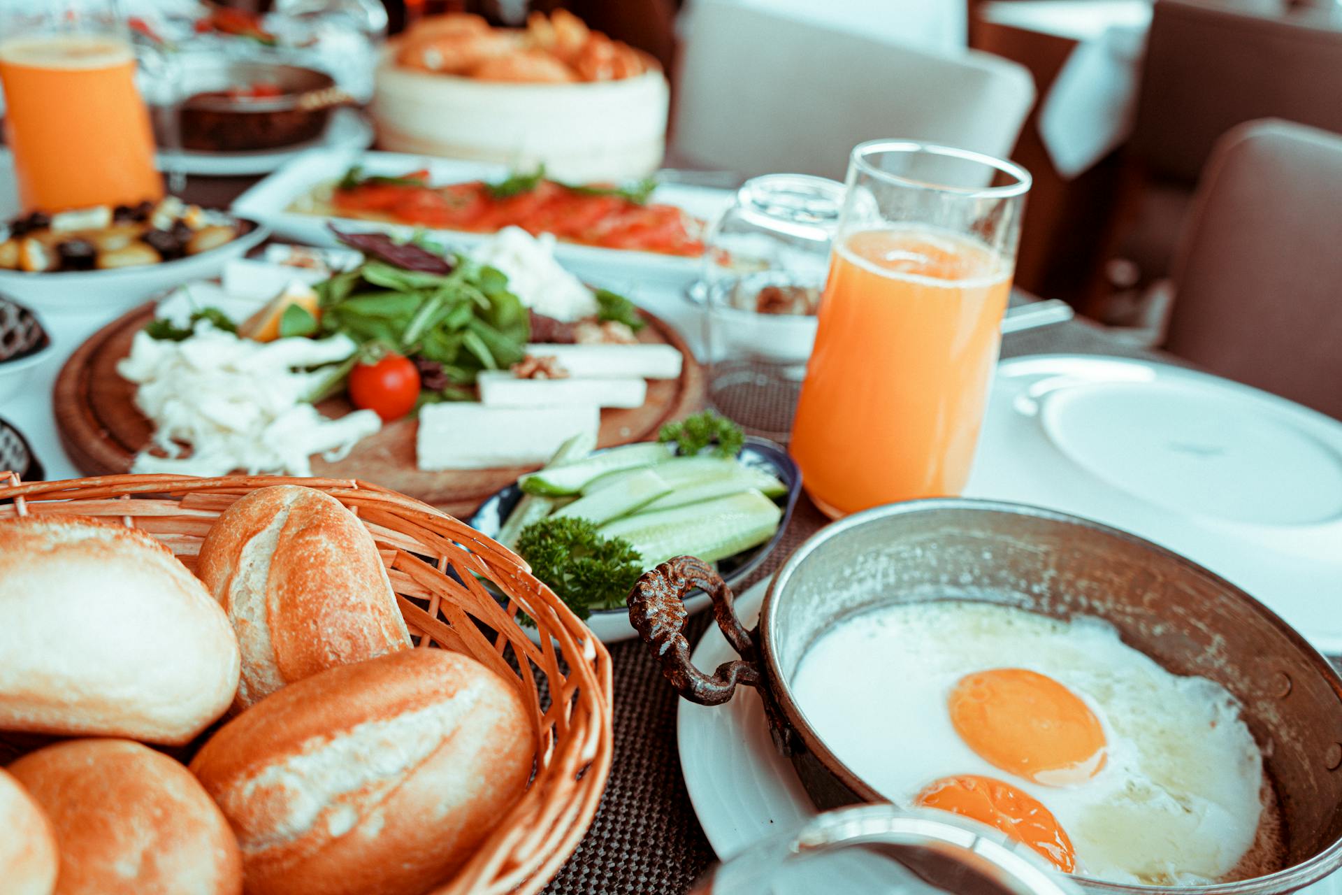 Desayuno servido en la mesa | Fuente: Pexels