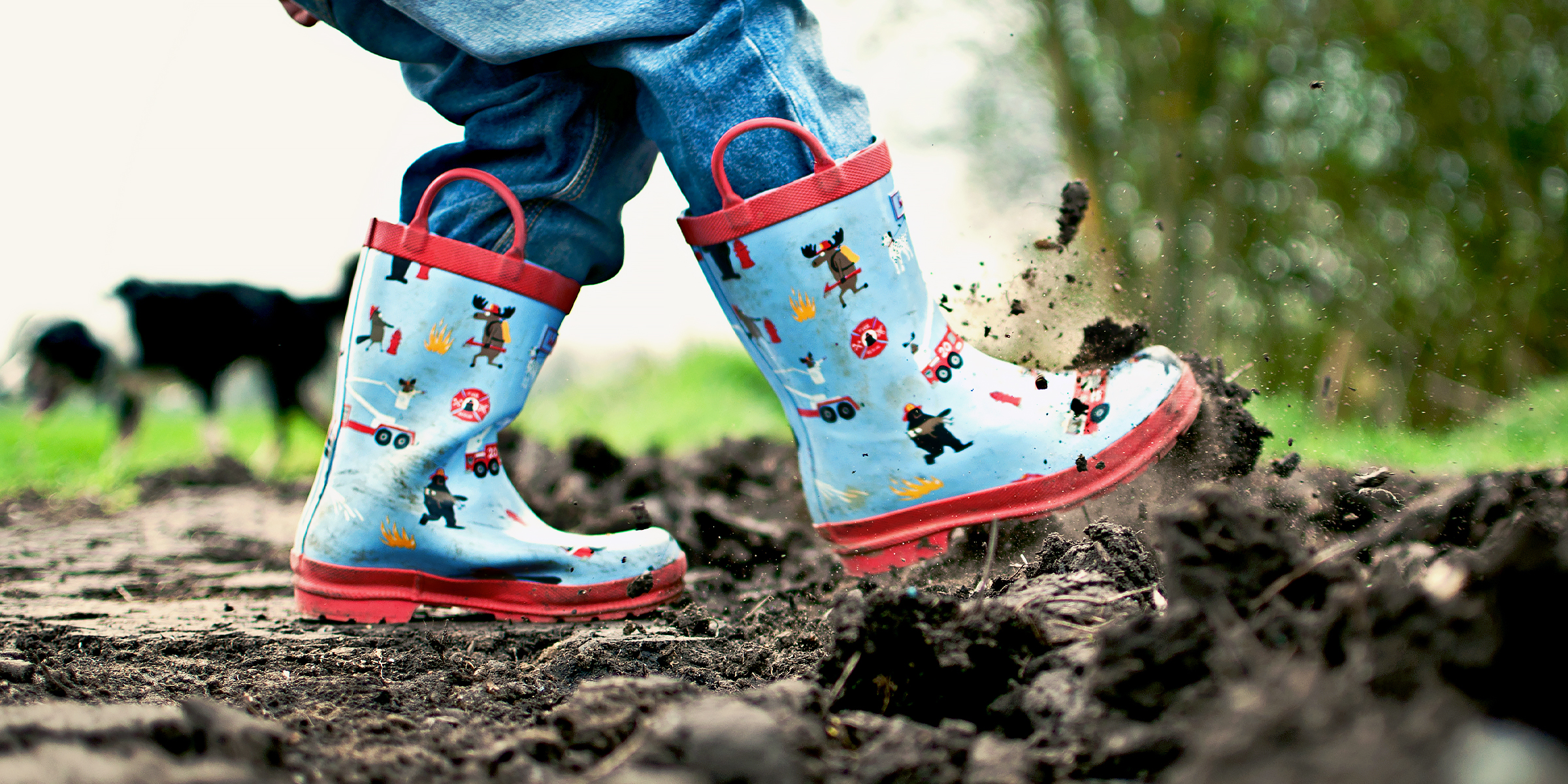 Un niño con botas | Foto: Getty Images