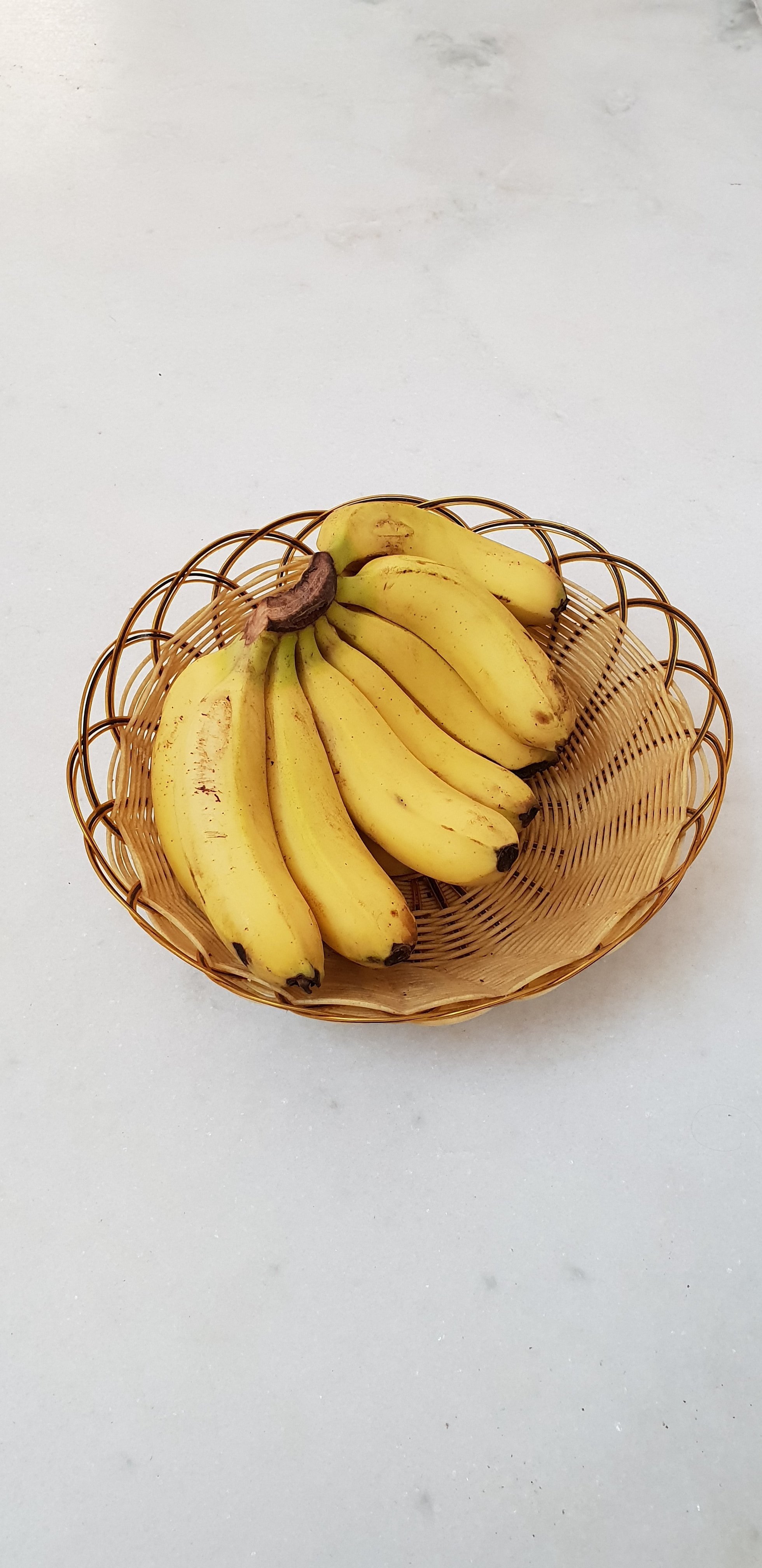 Un racimo de plátanos en una cesta. | Foto: Unsplash