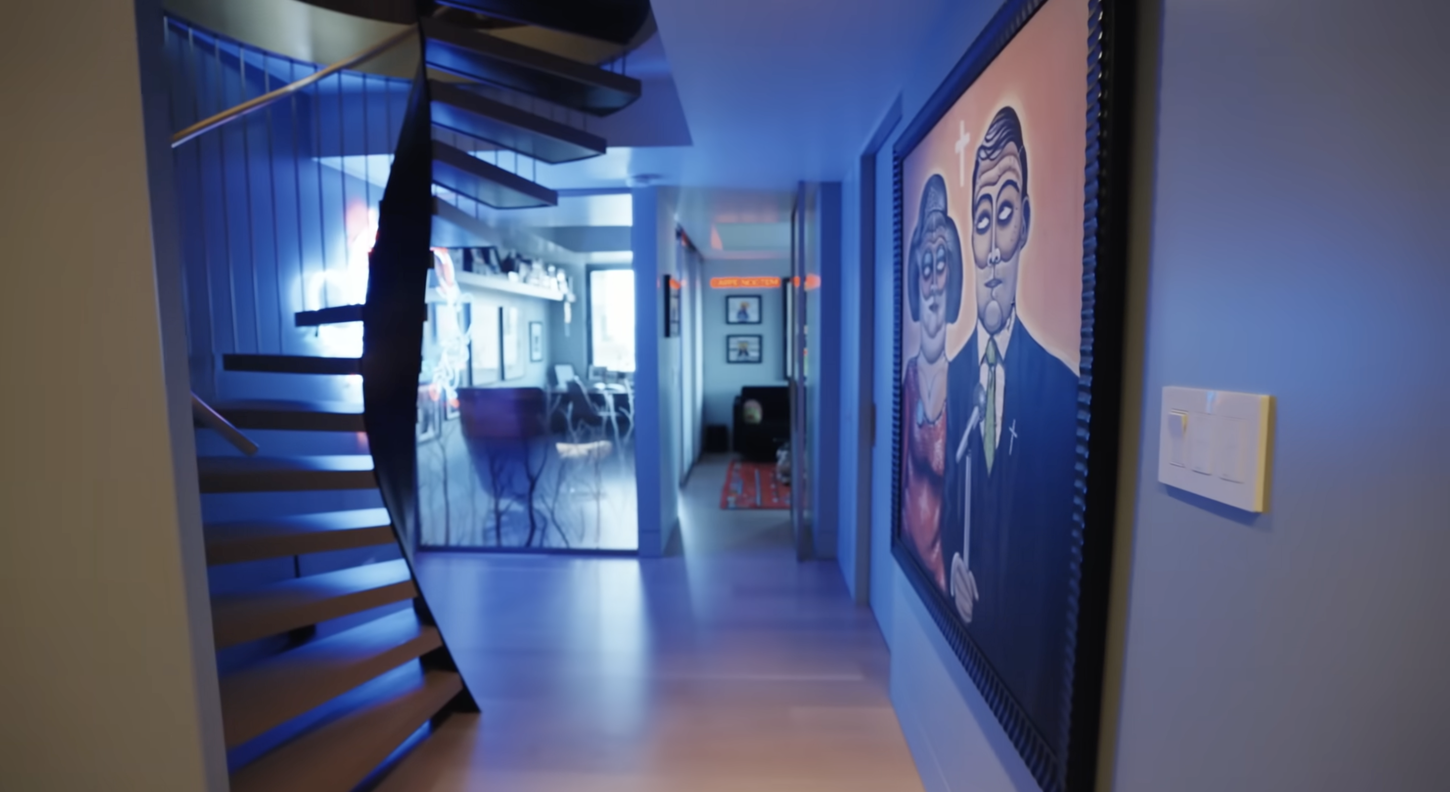 Vista desde la escalera del piso inferior del apartamento de Christopher Meloni | Fuente: YouTube/Architectural Digest