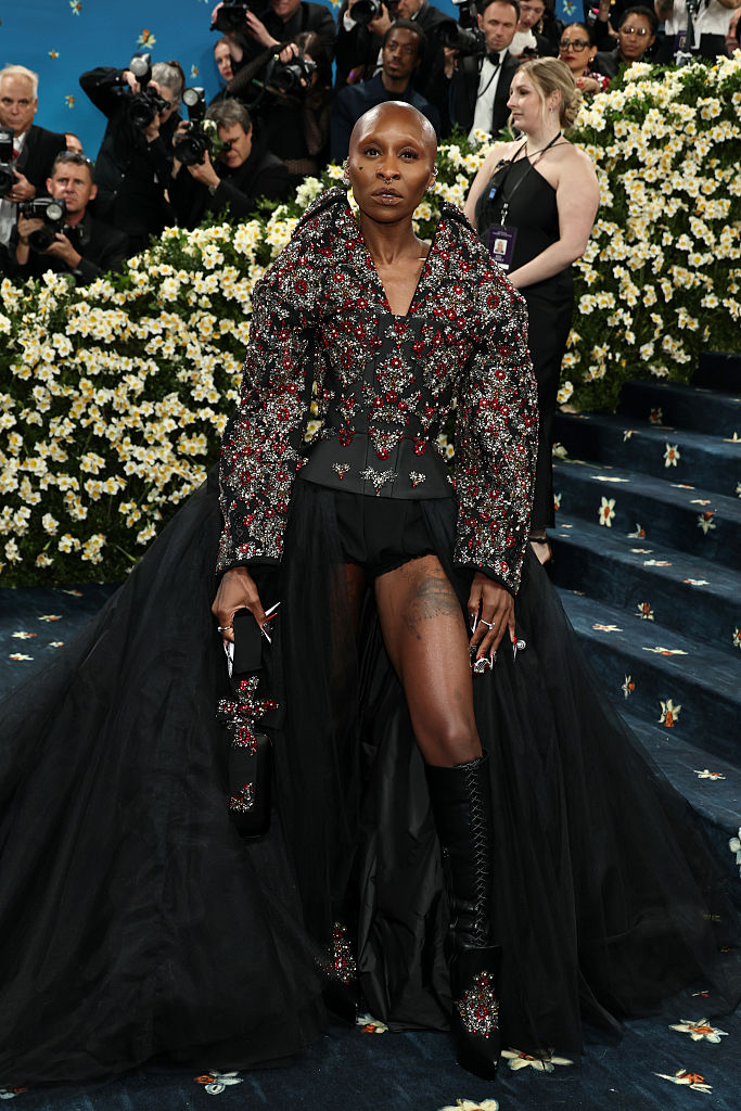 Cynthia Erivo en la Met Gala 2025, realizada el 5 de mayo en el Museo Metropolitano de Arte de la ciudad de Nueva York, celebrando el tema "Superfine: Tailoring Black Style".