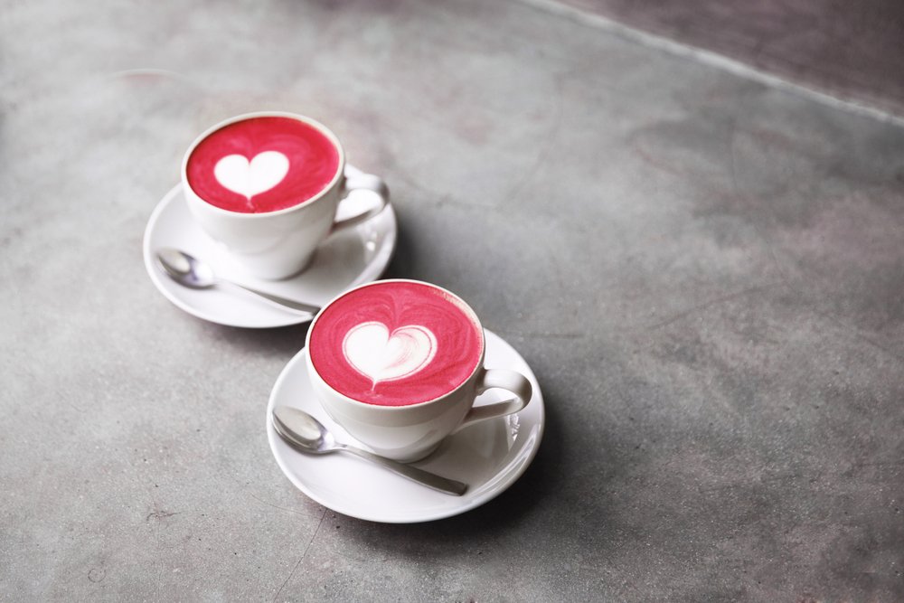 Tazas de café con figuras de corazones.| Fuente: Shutterstock