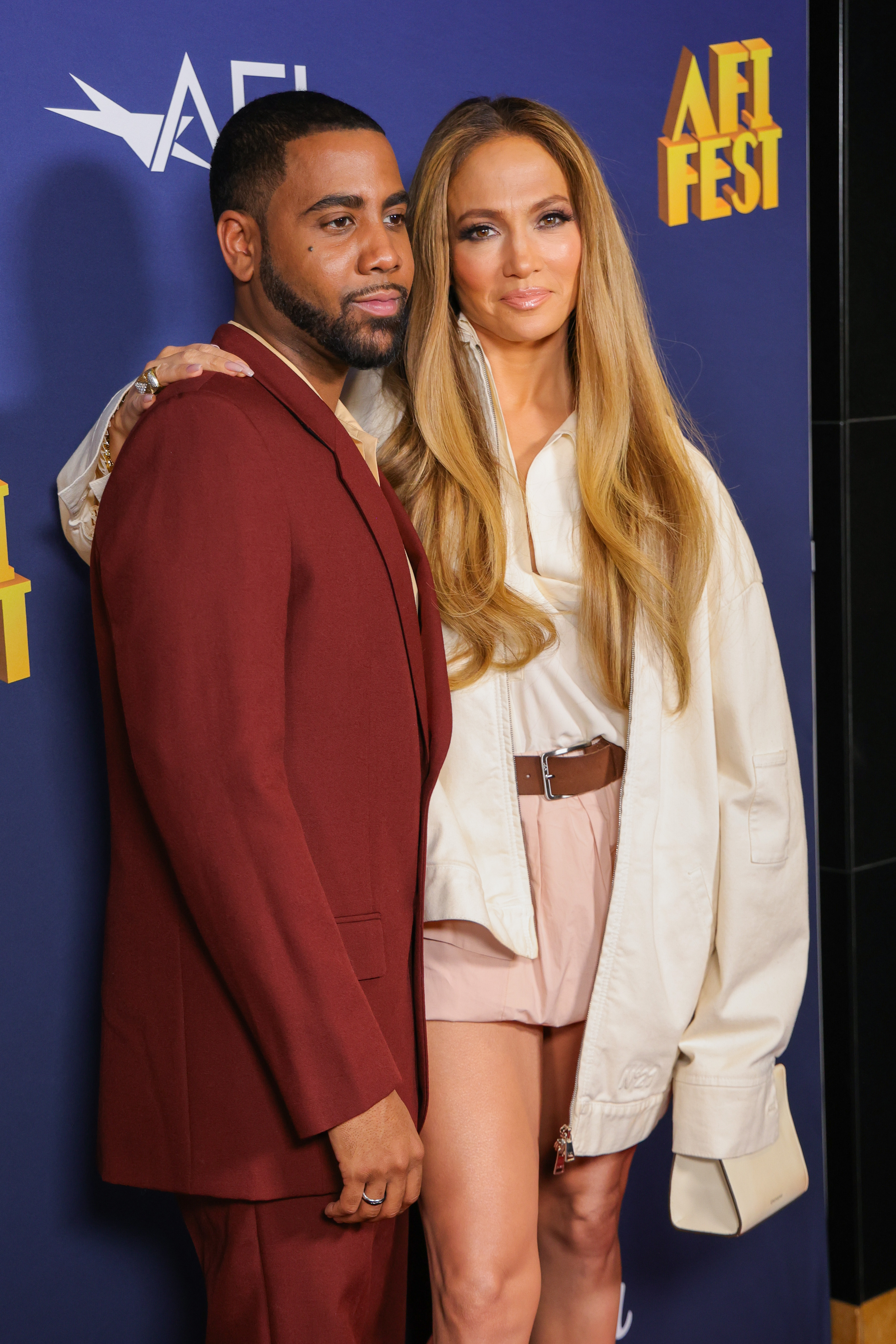 Jharrel Jerome y Jennifer Lopez en el photocall de "Unstoppable" en el AFI Fest en el TCL Chinese Theatre el 26 de octubre de 2024 en Los Angeles, California | Fuente: Getty Images