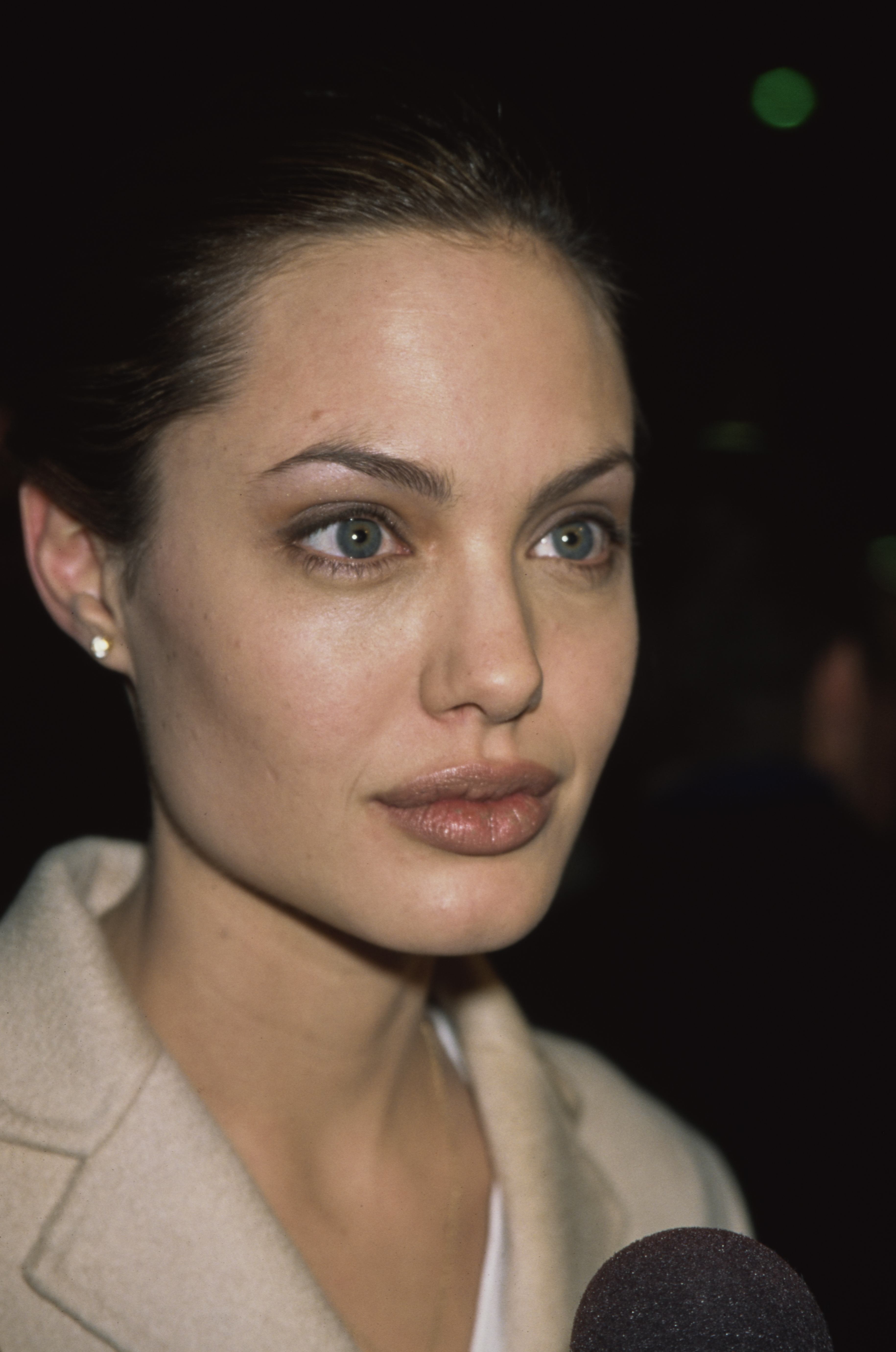 El salto a la fama internacional de Jolie hizo que sus rasgos faciales llamaran cada vez más la atención, hasta convertirse en parte de su imagen característica de Hollywood. Décadas más tarde, esos mismos rasgos serían objeto de un renovado escrutinio en Internet.
