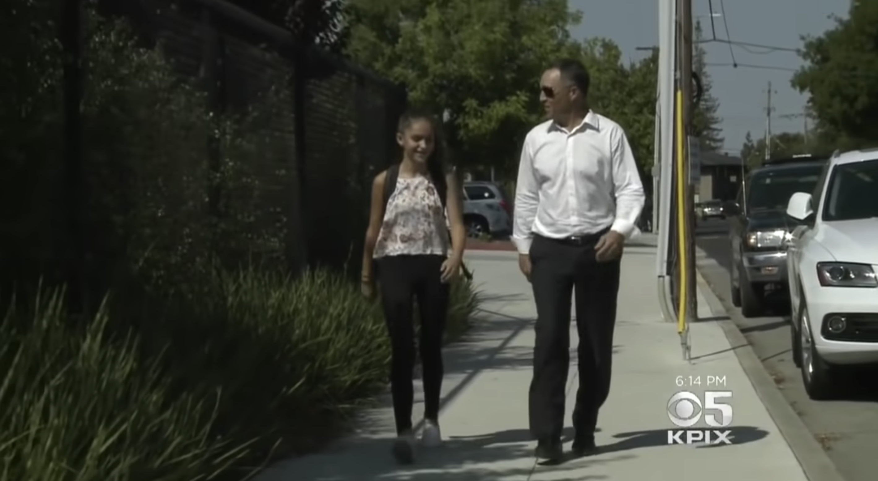 Demetra Alarcon, de 13 años, caminando hacia la escuela con su padre, Tony Alarcon, como se ve en un vídeo del 13 de septiembre de 2017 | Foto: youtube.com/cbssf