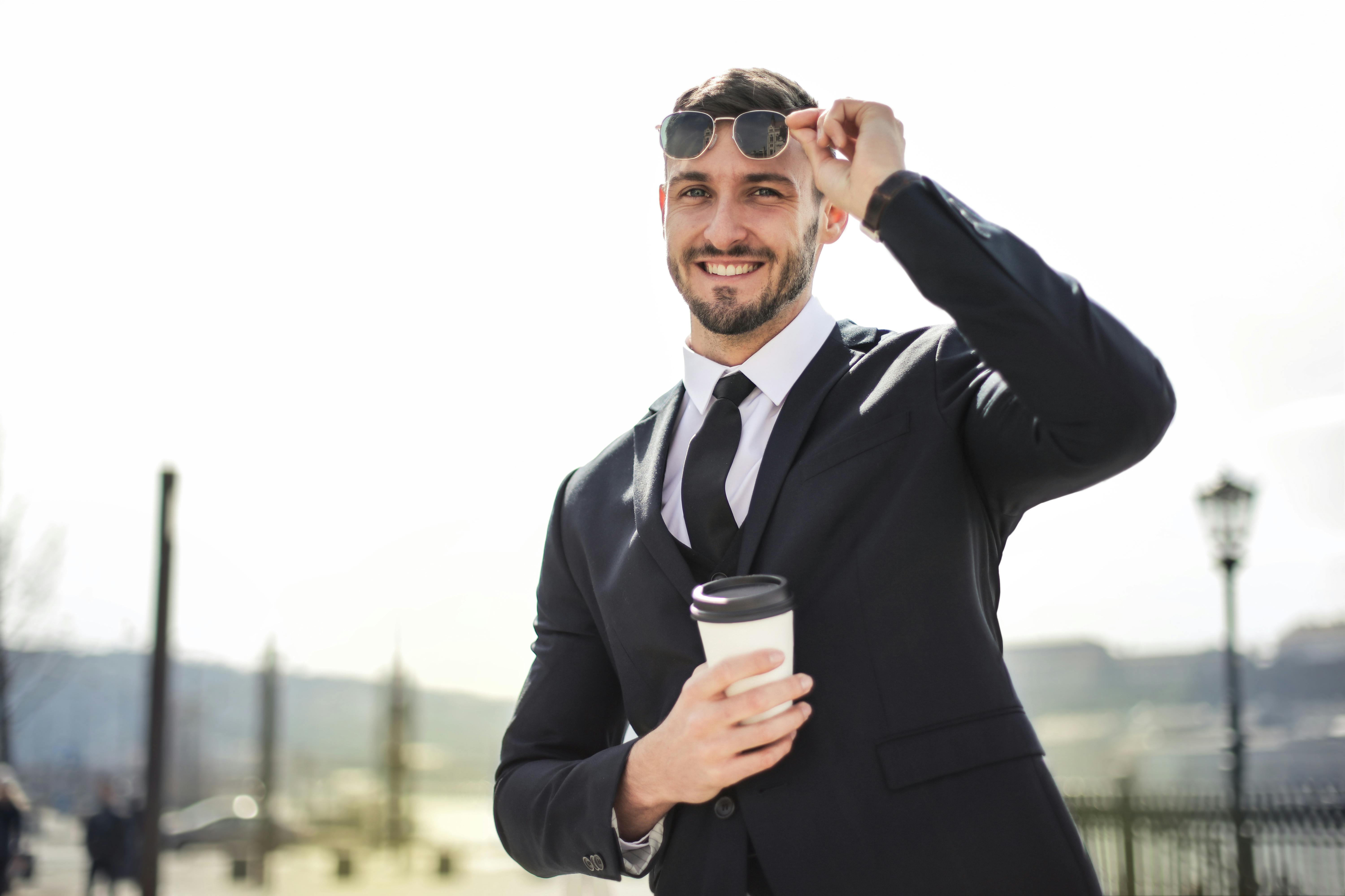 Un uomo felice in giacca e cravatta | Fonte: Pexels