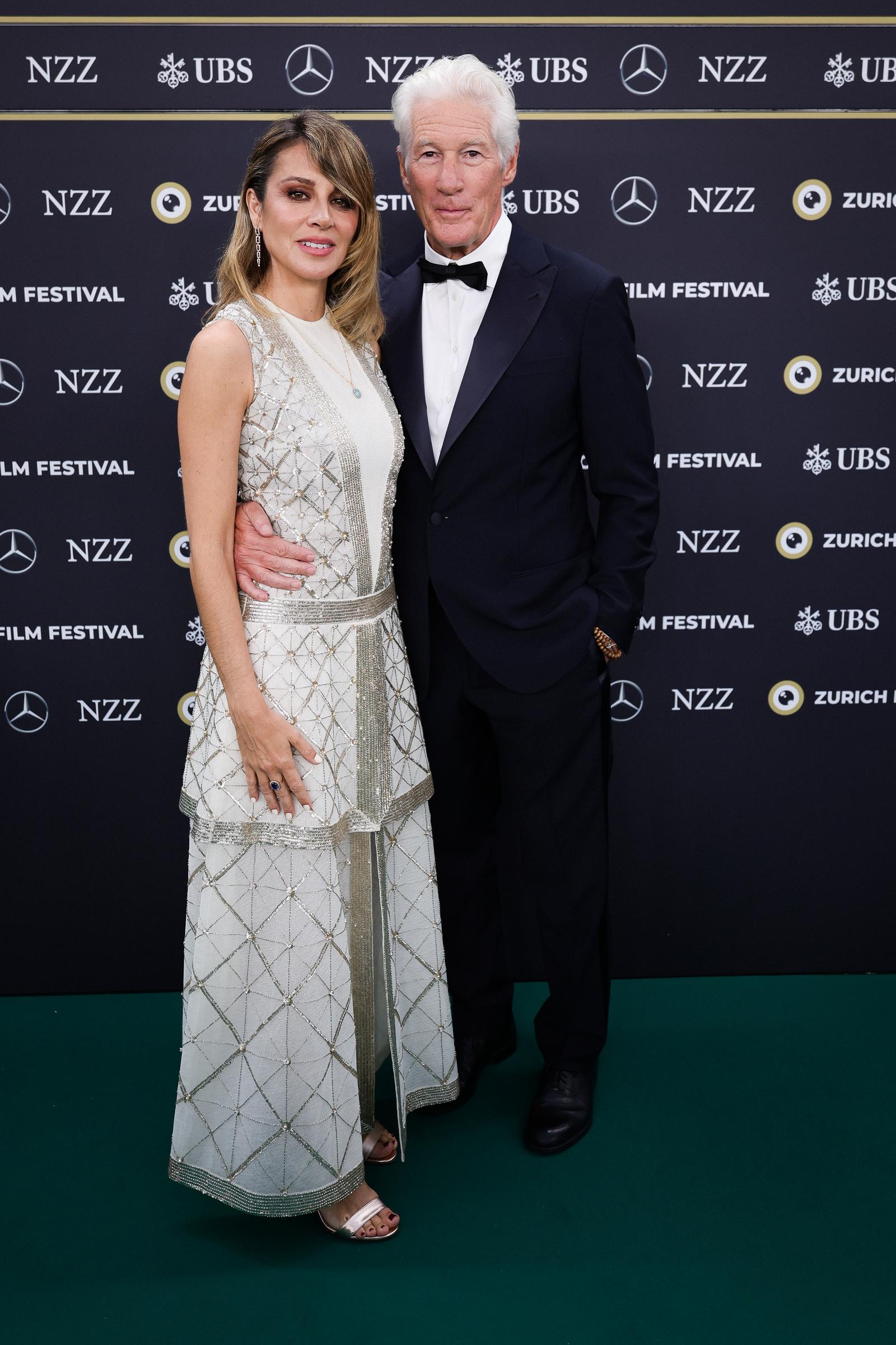 Alejandra Silva y Richard Gere asisten a la alfombra verde de "Wisdom of Happiness" durante el 20º Festival de Cine de Zúrich en Corso, Zúrich, Suiza, el 8 de octubre de 2024 | Fuente: Getty Images