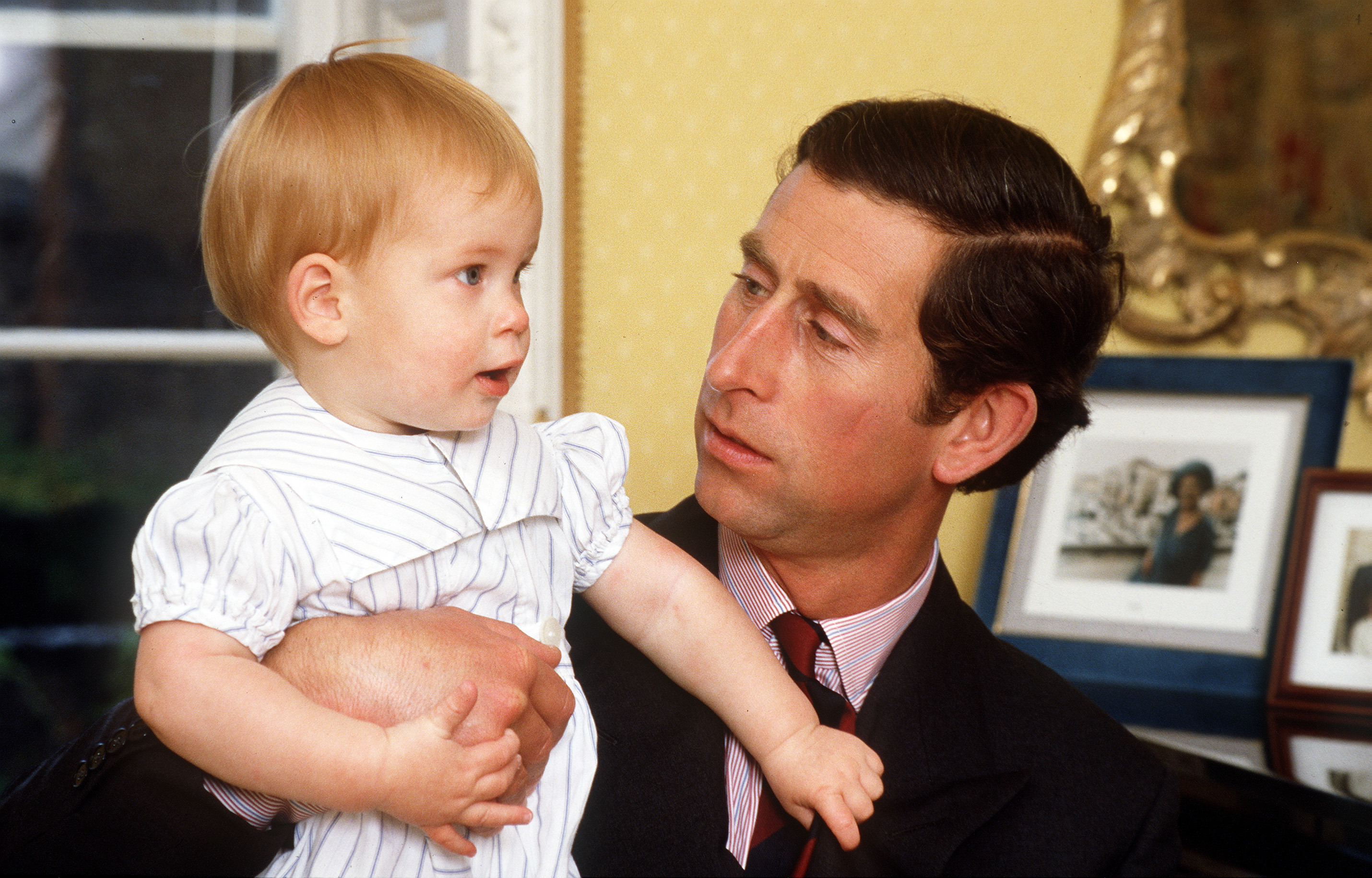 El príncipe Charles y el príncipe Harry en el Palacio de Kensington el 04 de octubre de 1985 | Fuente: Getty Images