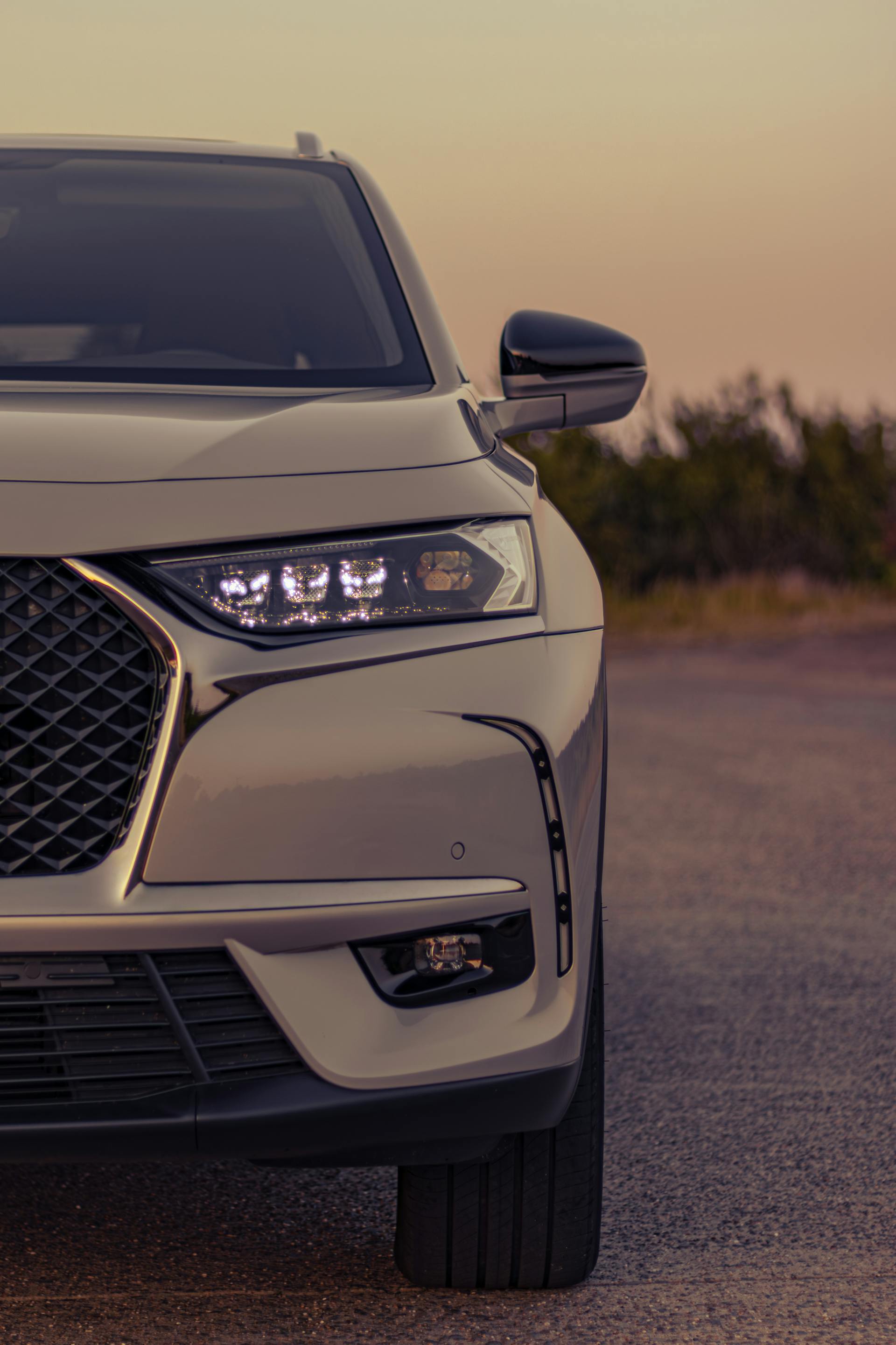 Primer plano de un automóvil en la carretera | Fuente: Pexels