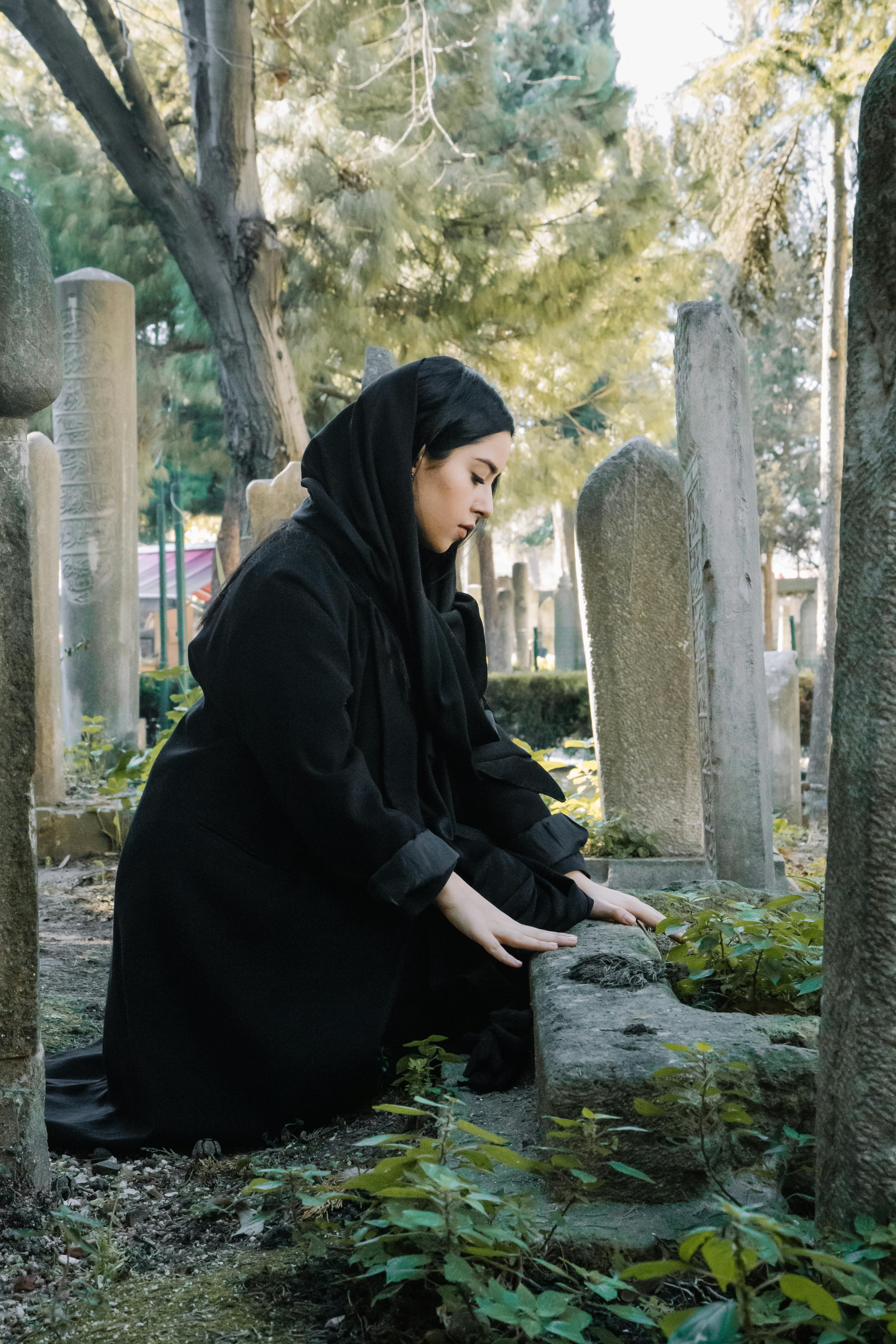 Una mujer triste en un cementerio | Fuente: Pexels