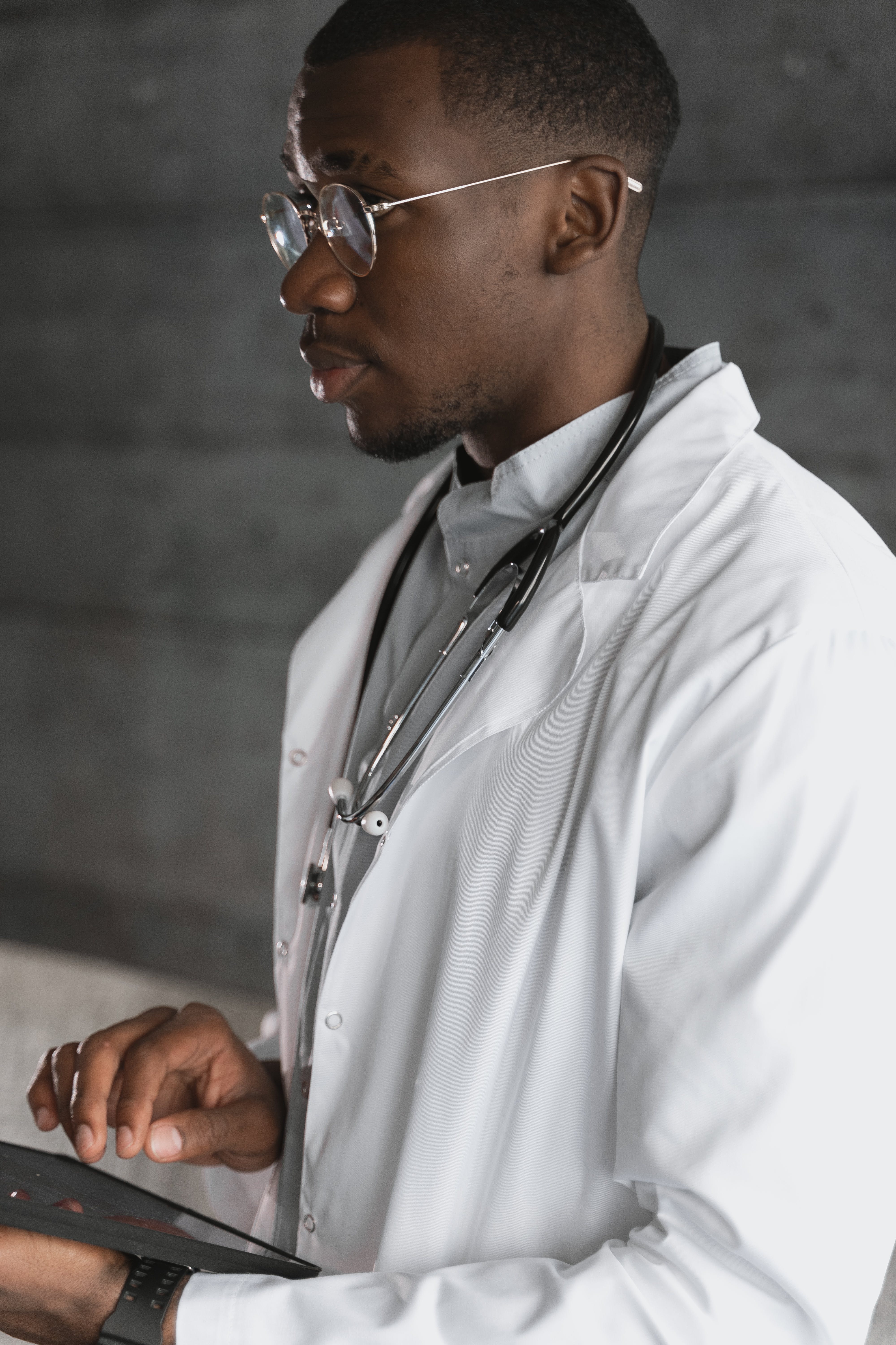 Un médico varón. | Fuente: Pexels