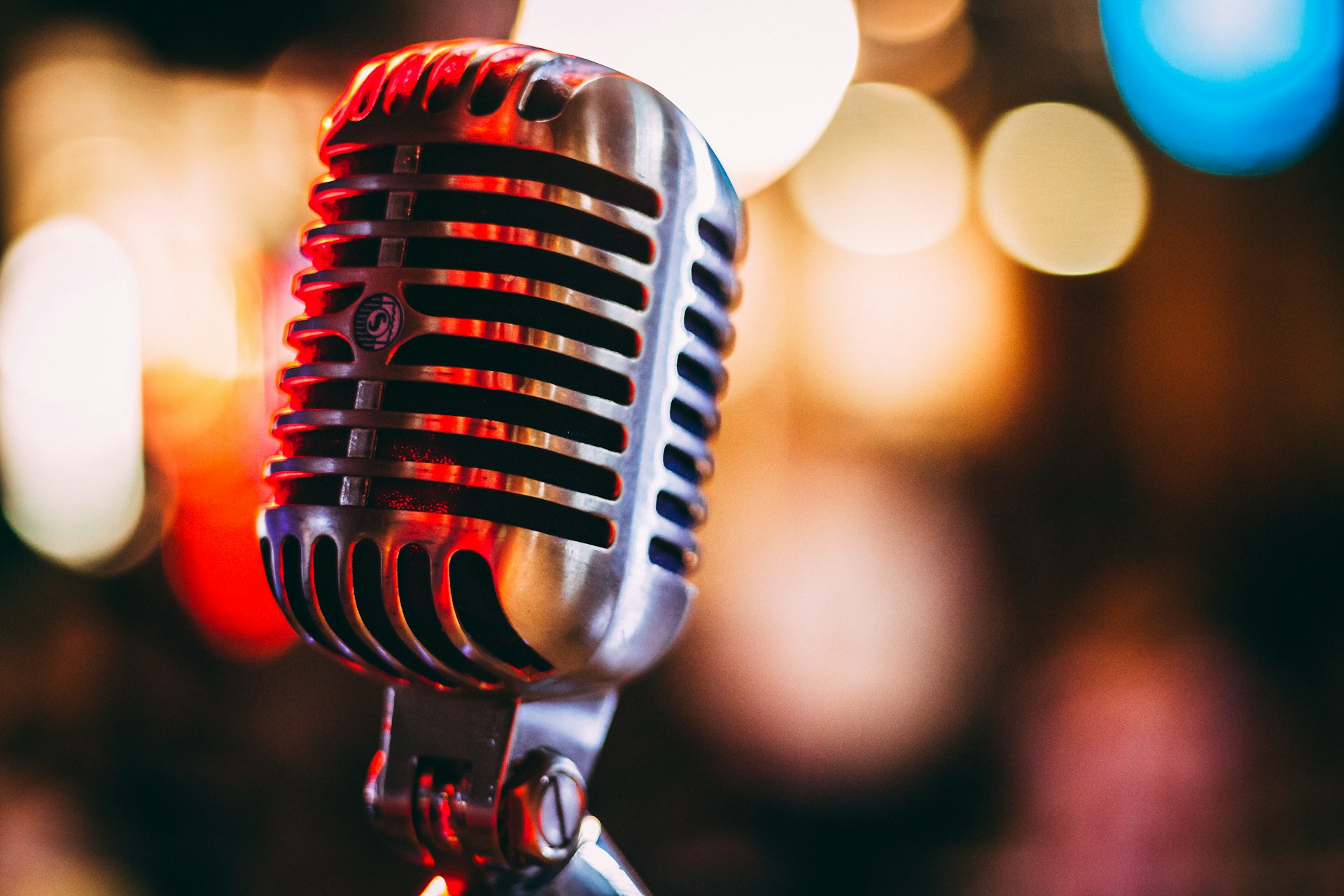 Primer plano de un micrófono | Fuente: Unsplash