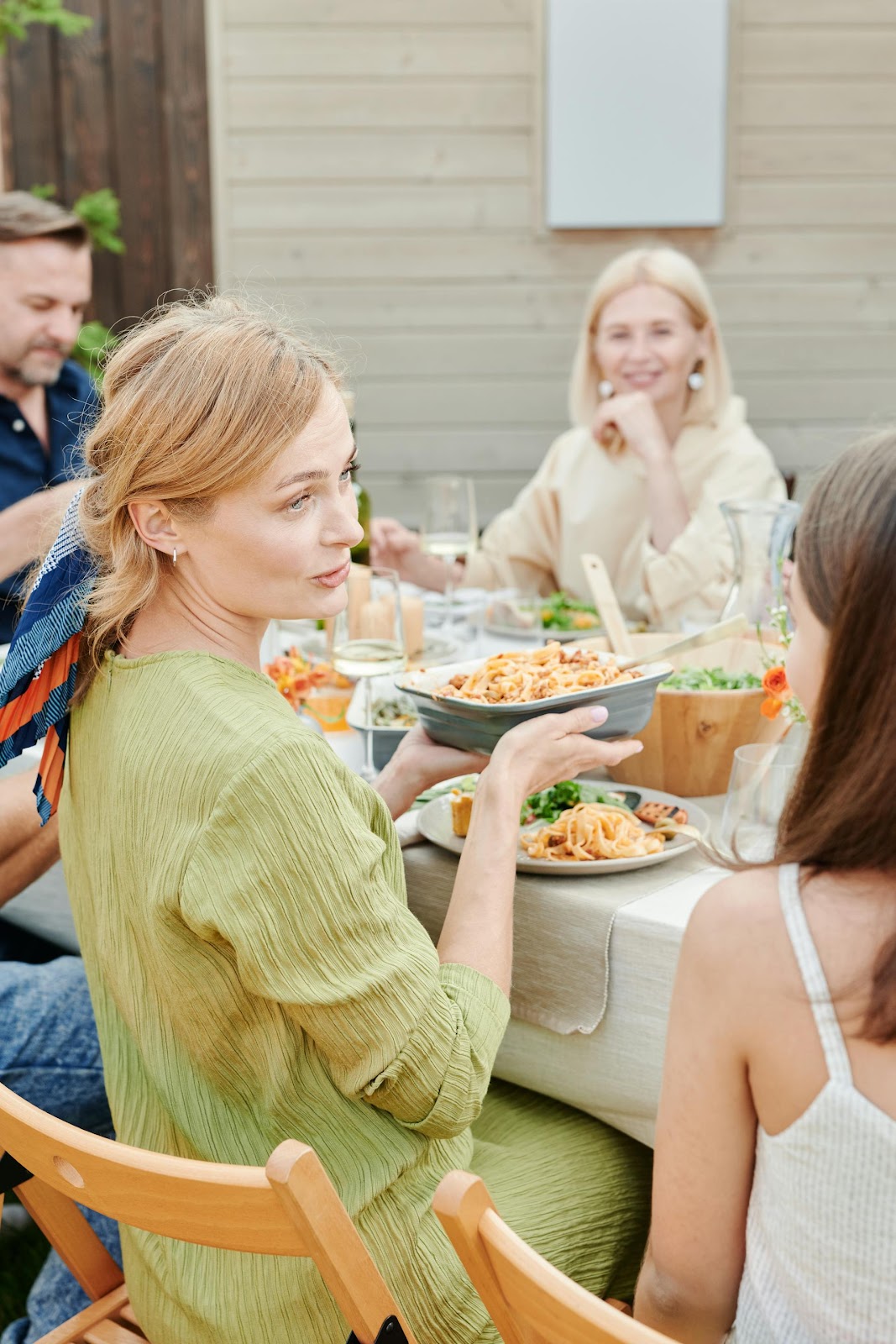 Mujeres hablando durante una cena familiar | Fuente: Pexels