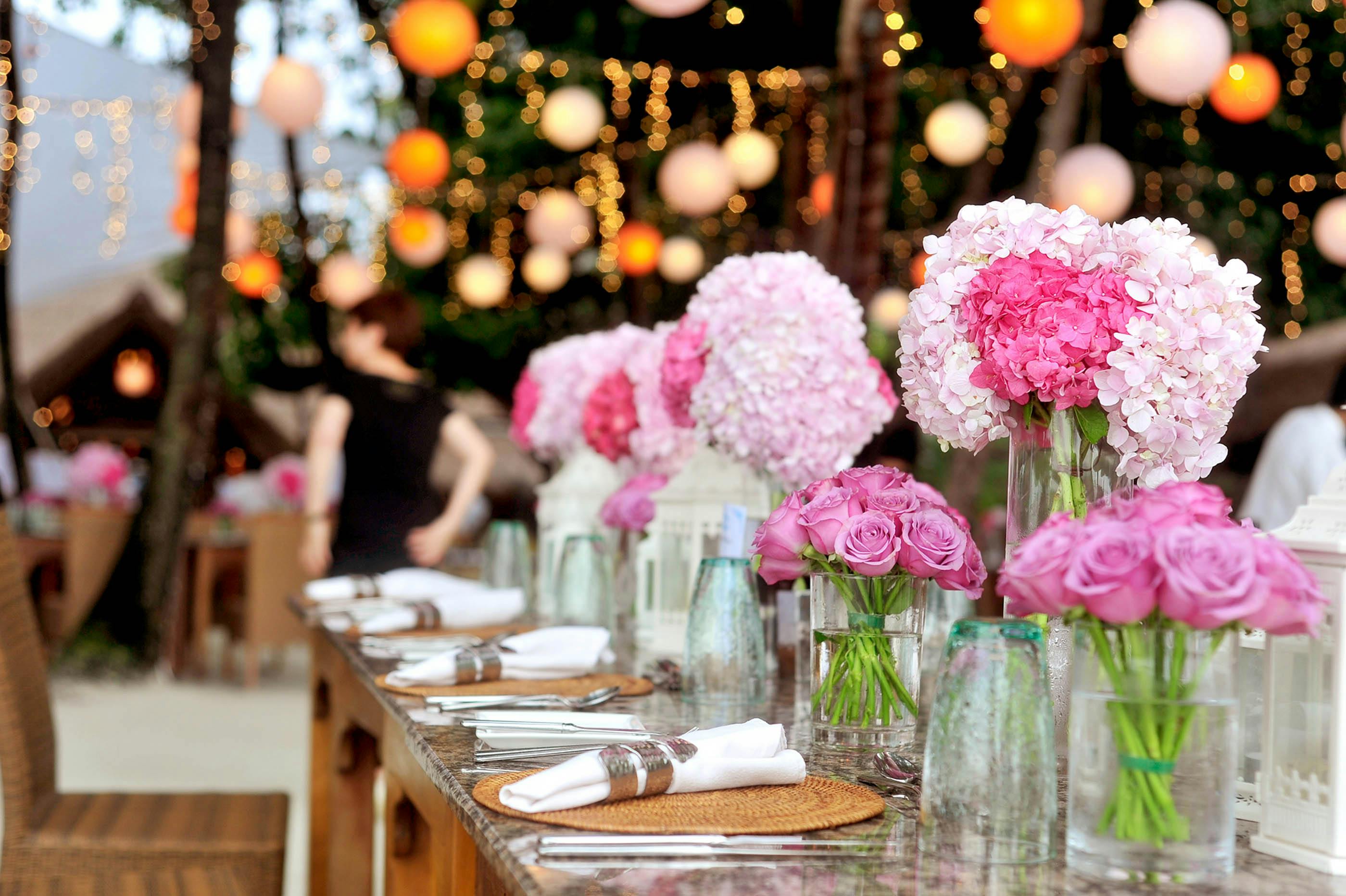 Local decorado con flores y arreglos de mesa | Foto: Pexels