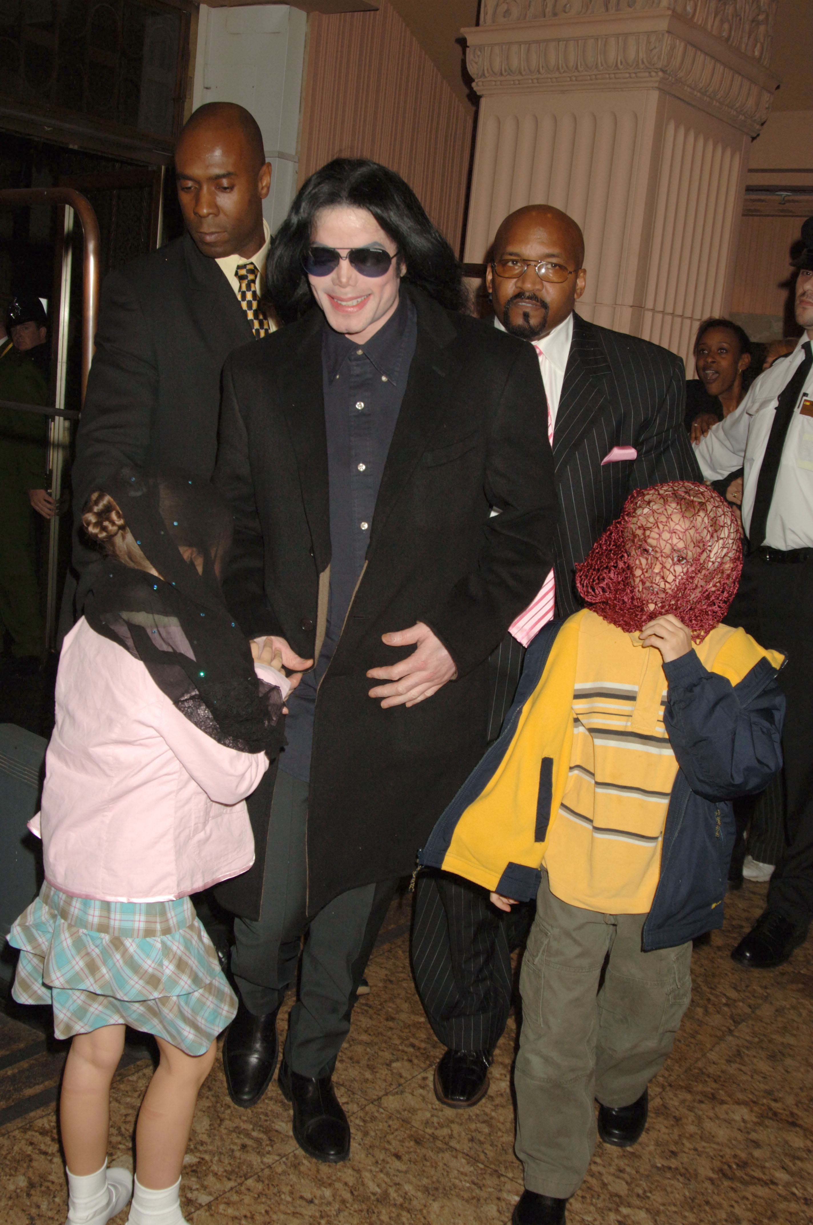 Paris, Michael y Prince Jackson visitan Harrods el 12 de octubre de 2005, en Londres, Inglaterra. | Fuente: Getty Images