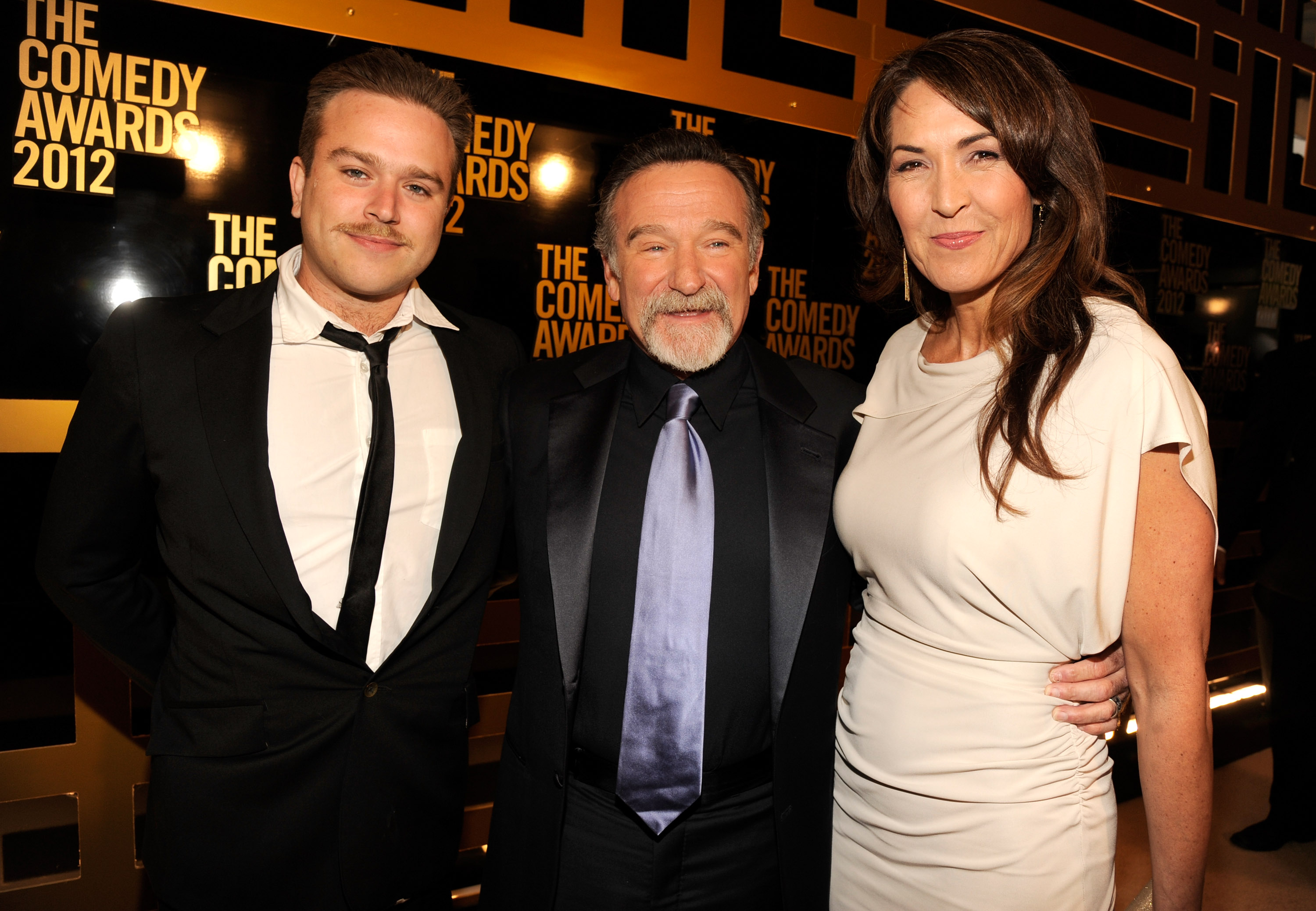 Zachary y Robin Williams y Susan Schneider en los Premios de la Comedia el 28 de abril de 2012, en Nueva York | Foto: Getty Images