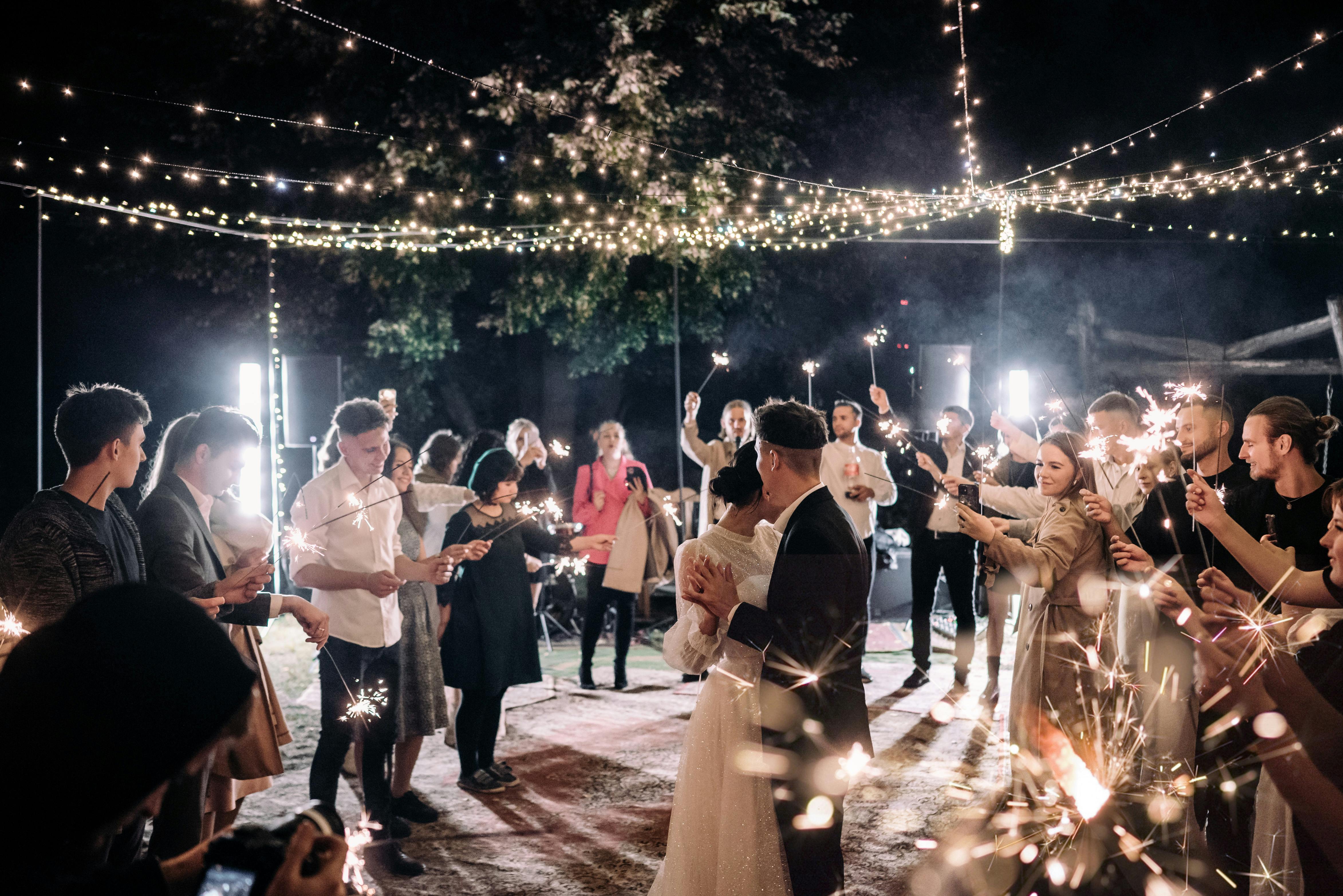 Los invitados a la boda bailan toda la noche con la pareja nupcial | Fuente: Pexels