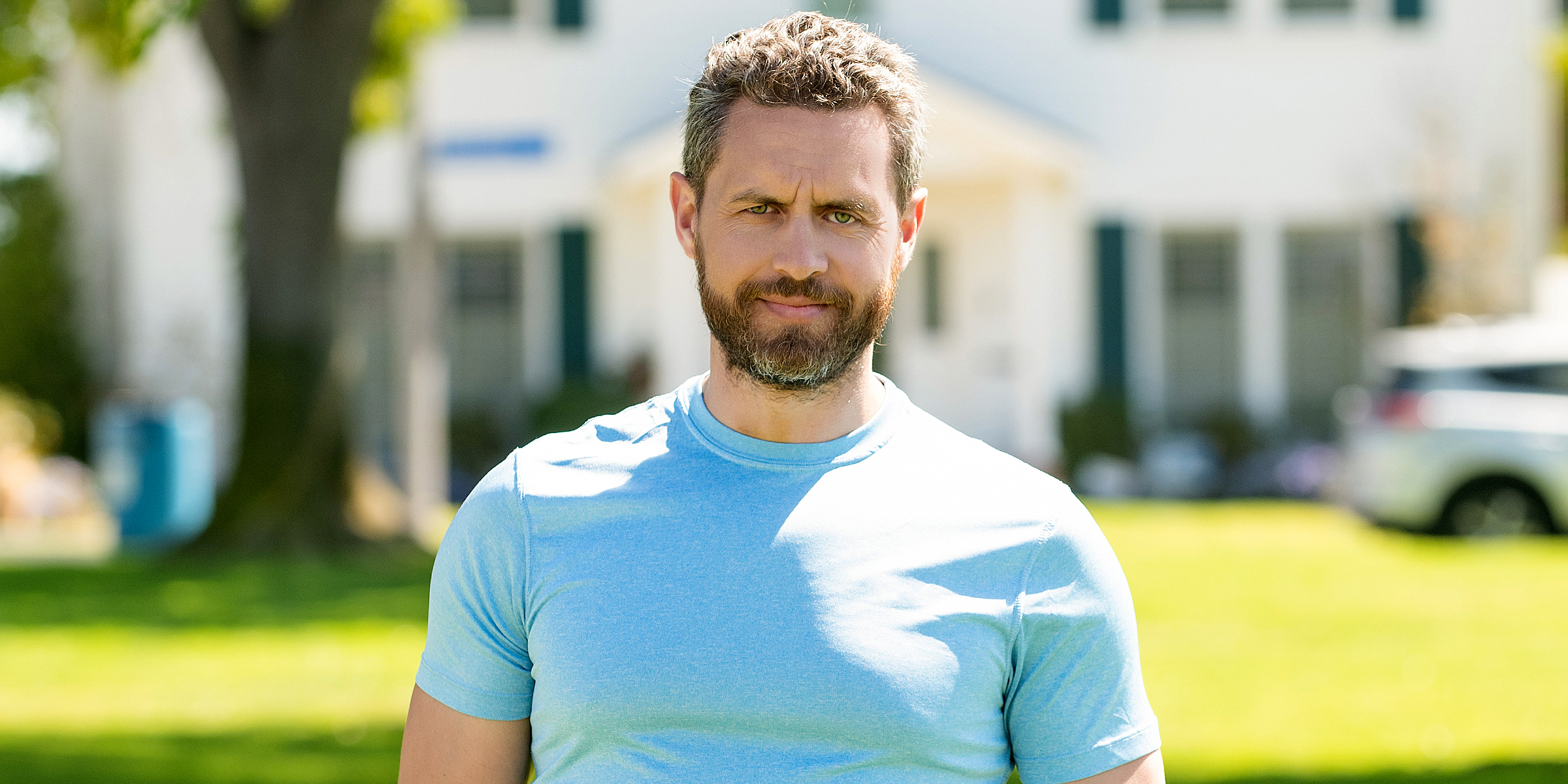 Un hombre de pie delante de una casa | Fuente: Shutterstock