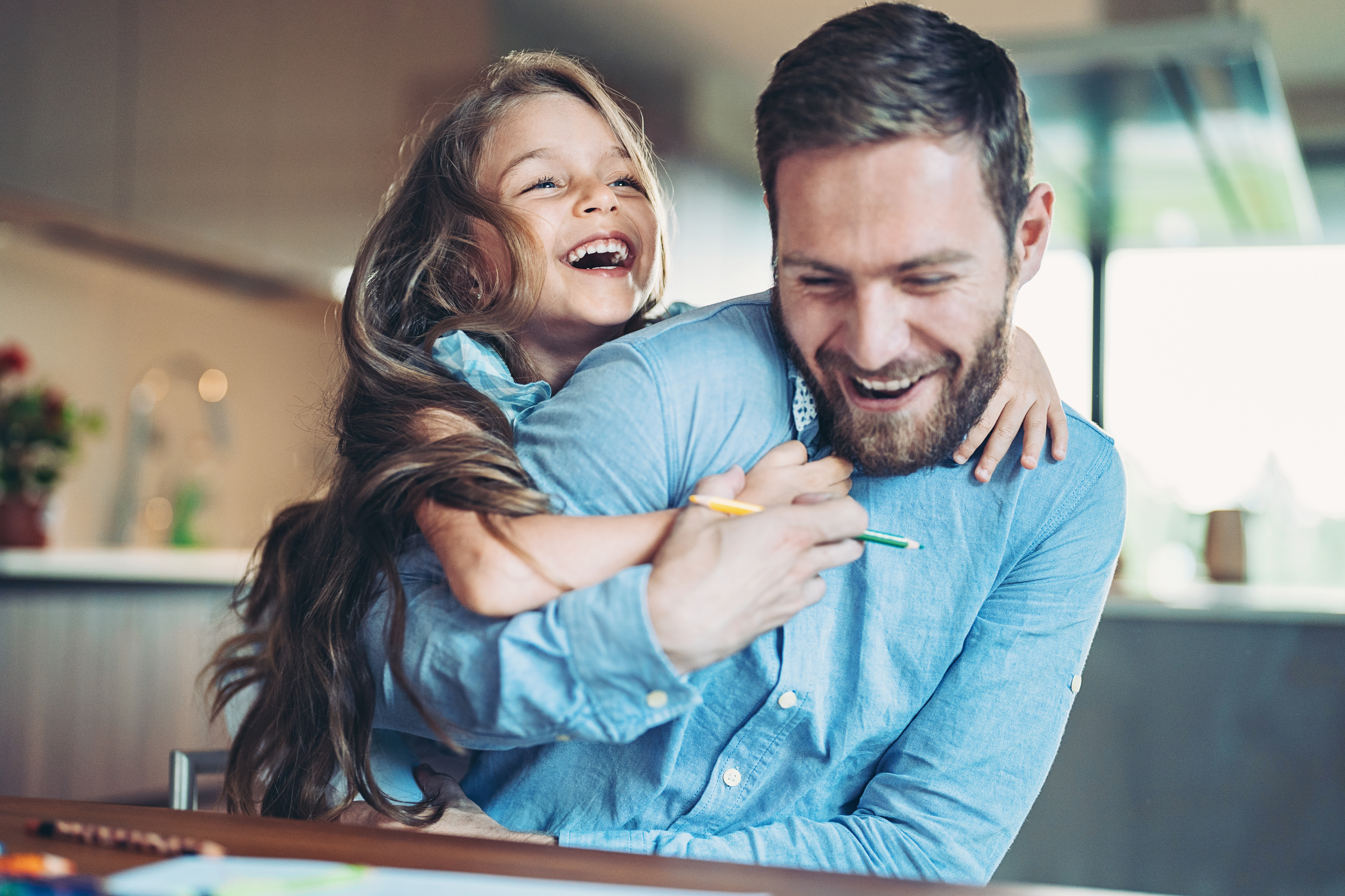 Padre e hija divirtiéndose en casa | Foto: Getty Images