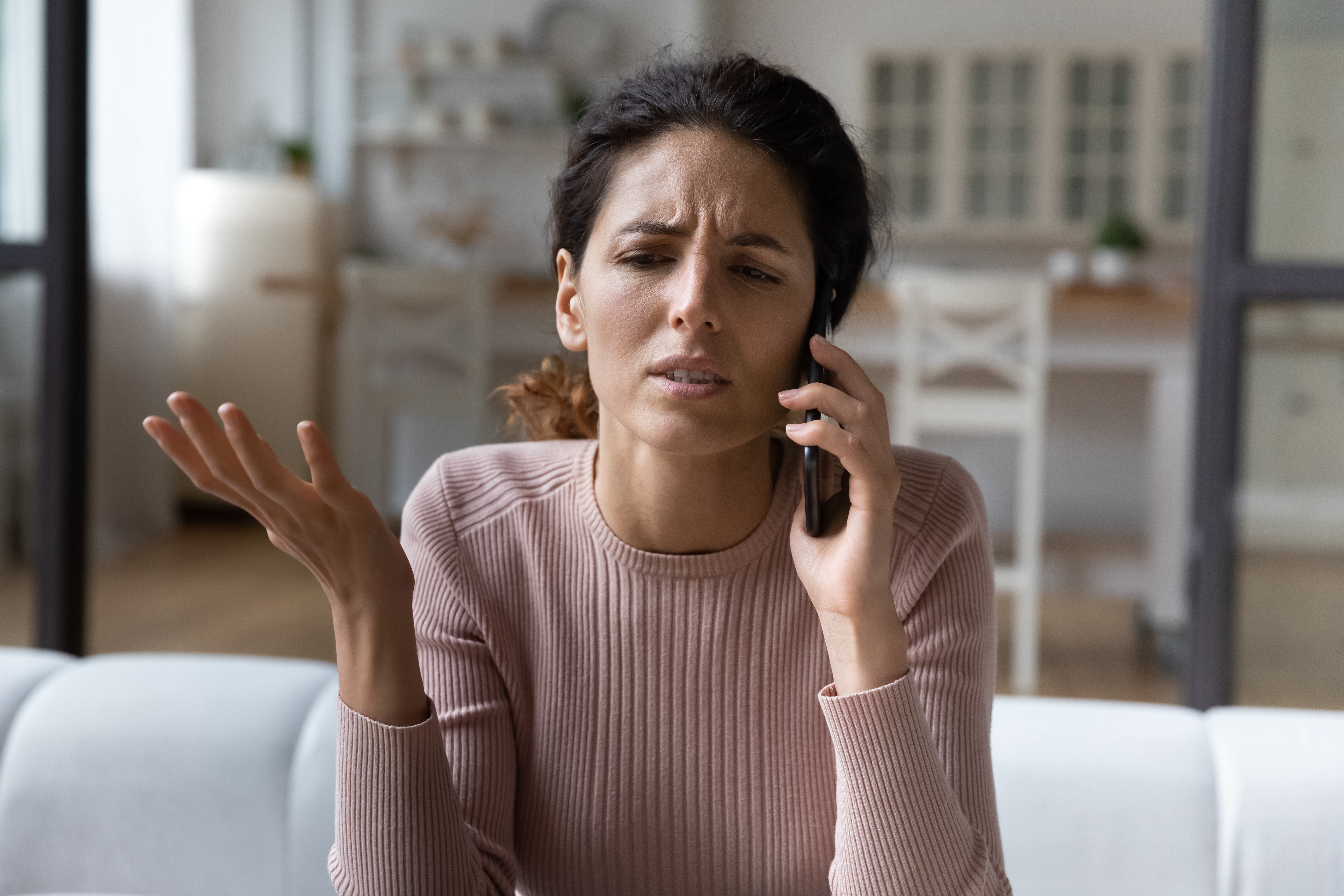 Mujer disgustada hablando por teléfono. | Foto: Shutterstock