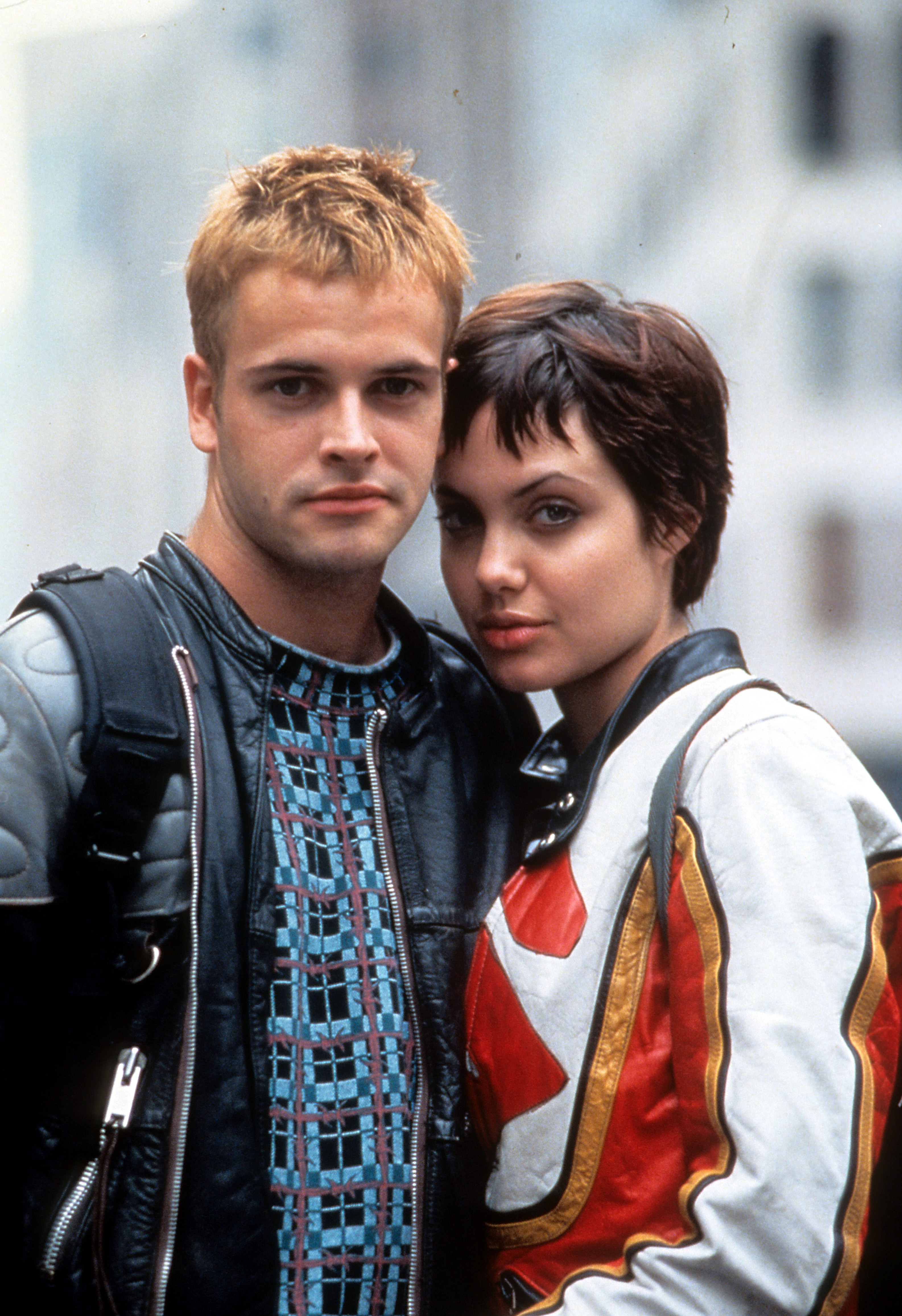 Jonny Lee Miller y Angelina Jolie vistos en el clásico de culto de 1995 "Hackers". | Foto: Getty Images