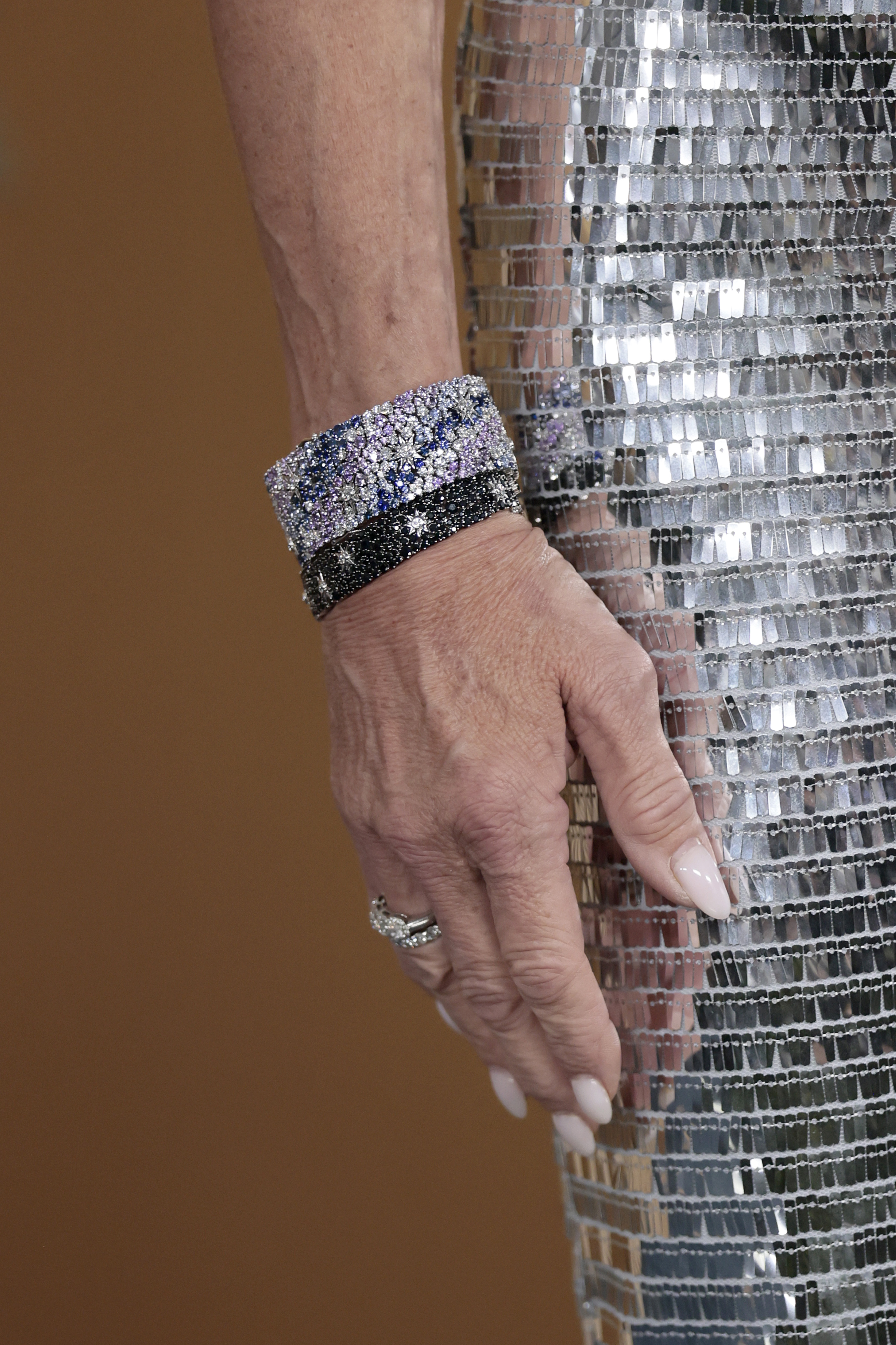 Primer plano de la mano de Brooke Shields durante la 31ª edición de los Premios Anuales del Sindicato de Actores, el 23 de febrero de 2025, en Los Ángeles, California. | Fuente: Getty Images