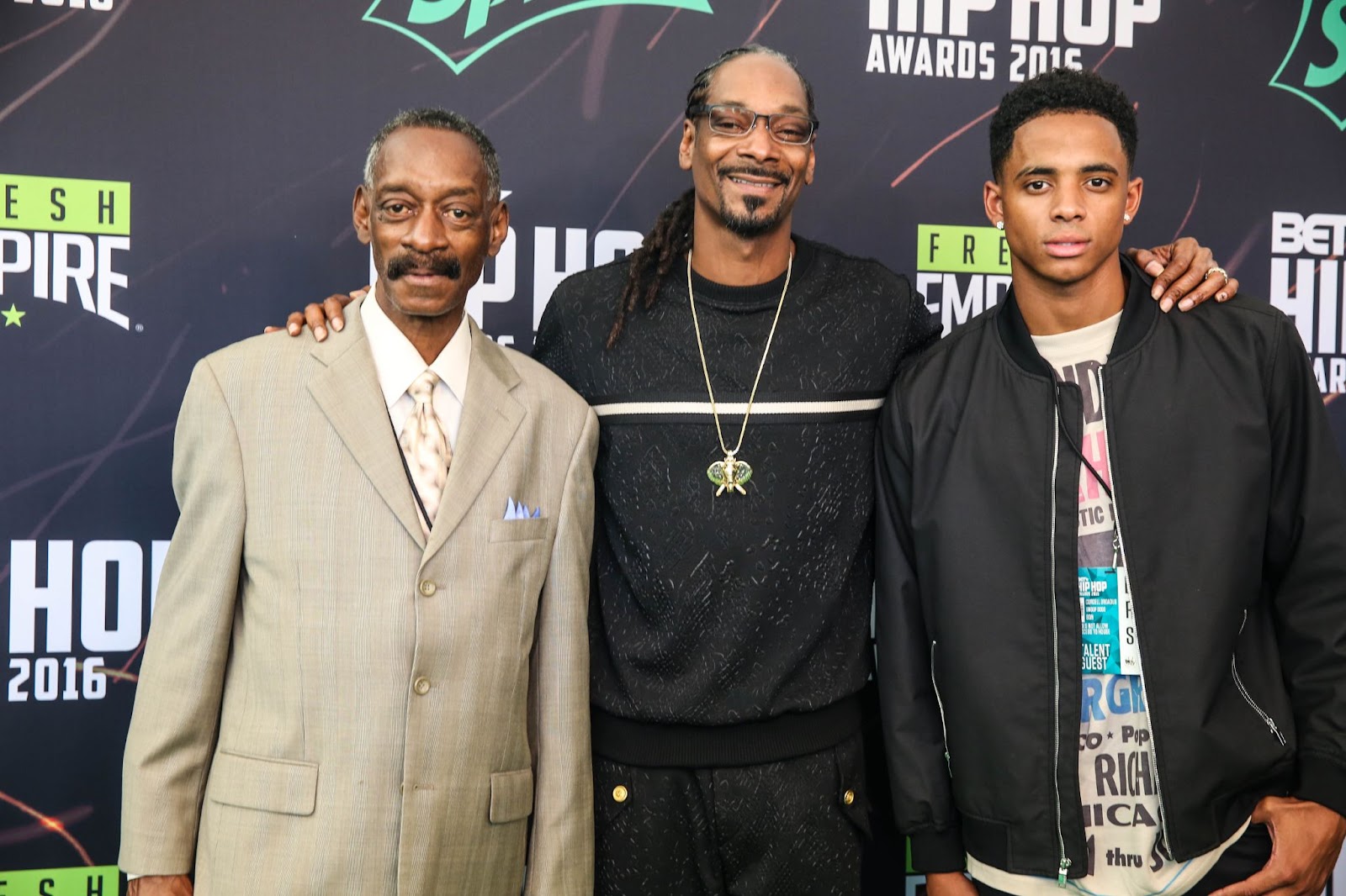 Snoop Dogg con su padre y su hijo en los BET Hip Hop Awards el 17 de septiembre de 2016, en Atlanta, Georgia. | Fuente: Getty Images