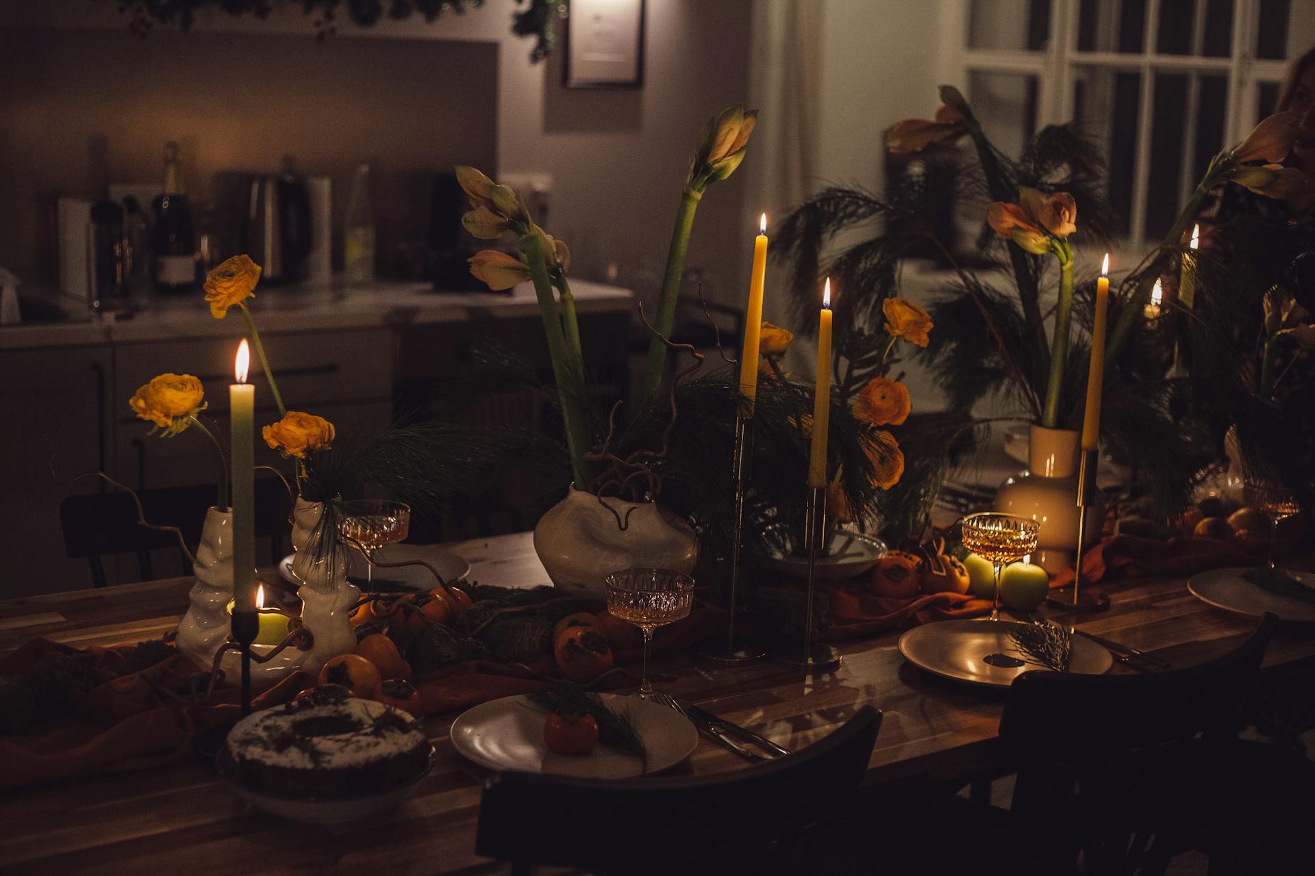 Una mesa decorada con velas para una cena romántica | Fuente: Pexels