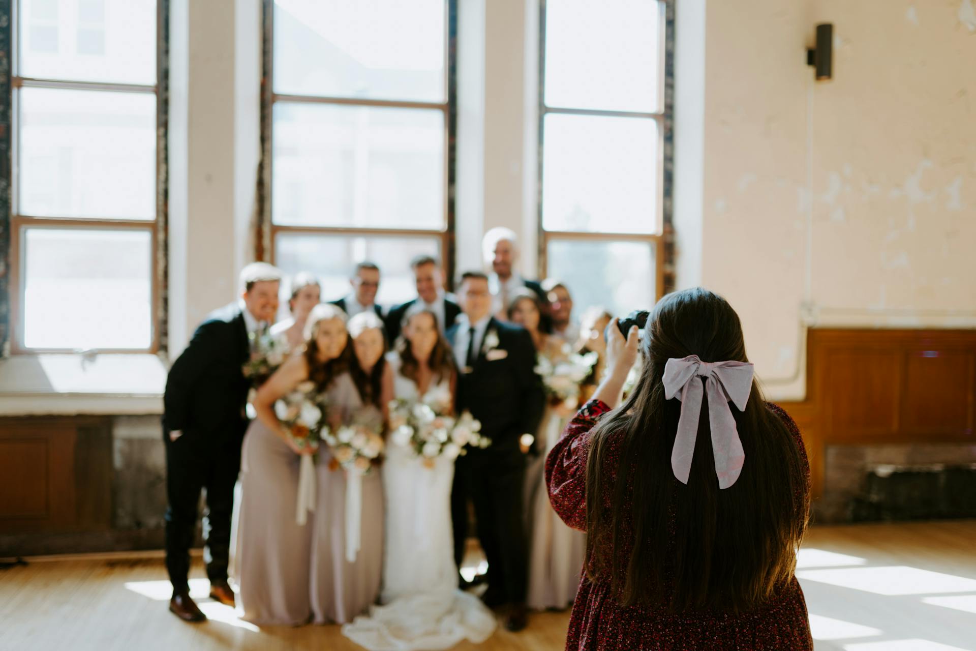 Una mujer fotografiando a un grupo en una boda | Foto: Pexels