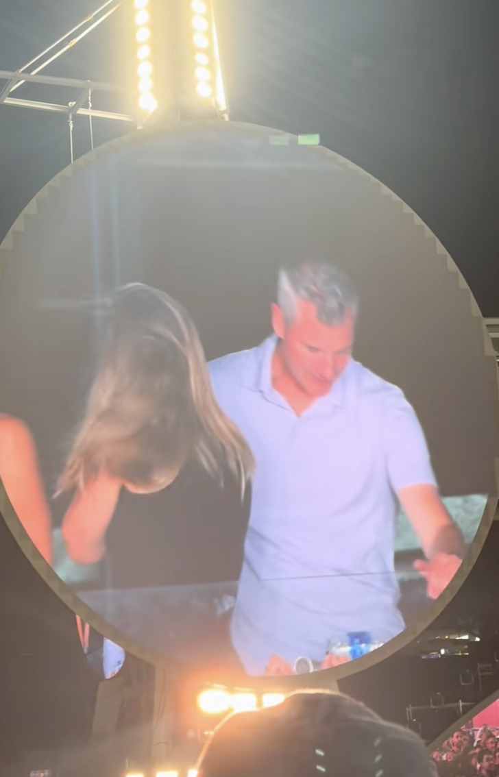 Kristin Cabot da la espalda a la cámara mientras Andy Byron se prepara para agacharse durante el concierto de Coldplay en Boston el 16 de julio de 2025 | Fuente: TikTok/@instaagraace