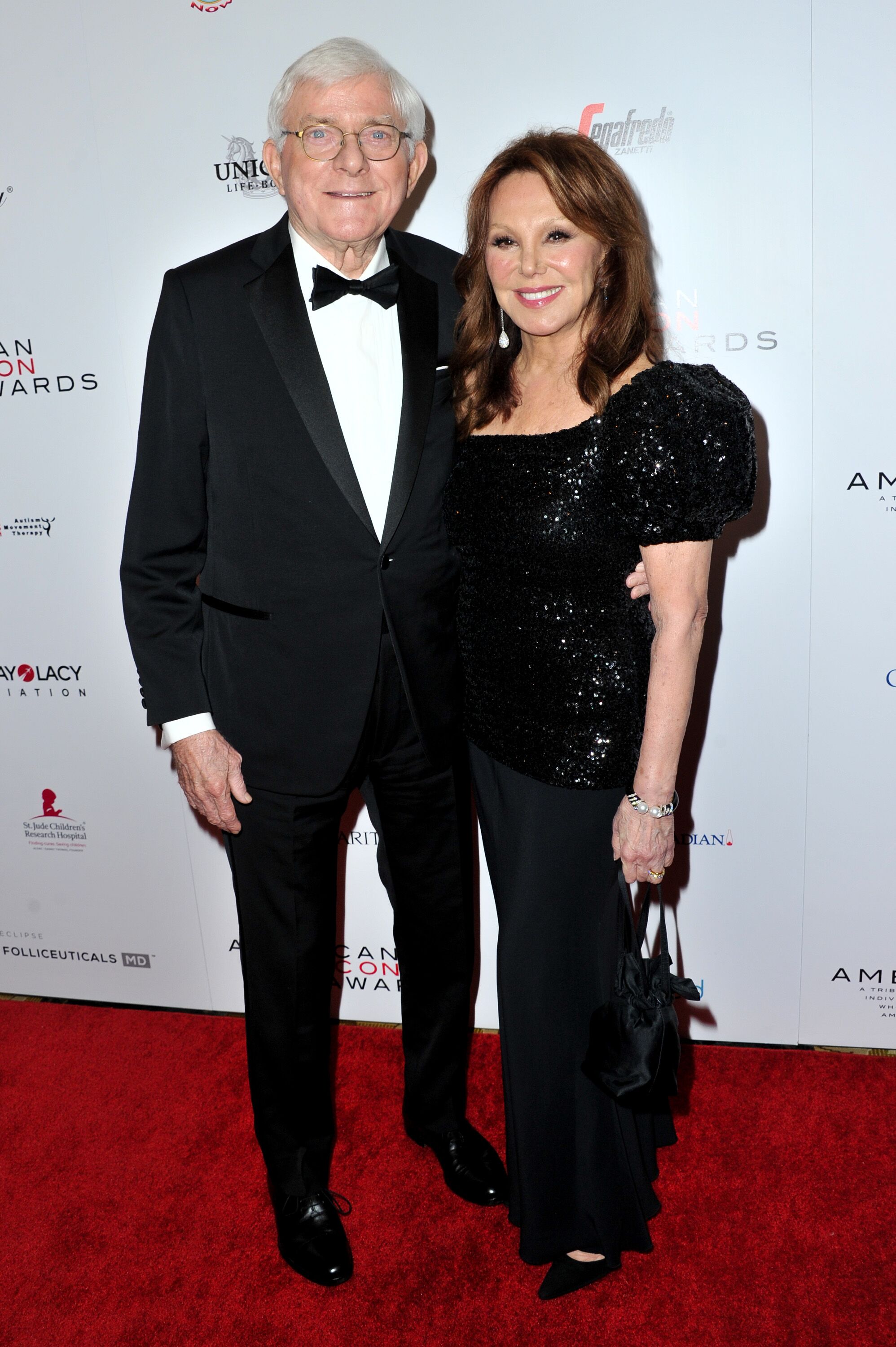 Phil Donahue y Marlo Thomas asisten a los American Icon Awards. | Foto: Getty Images