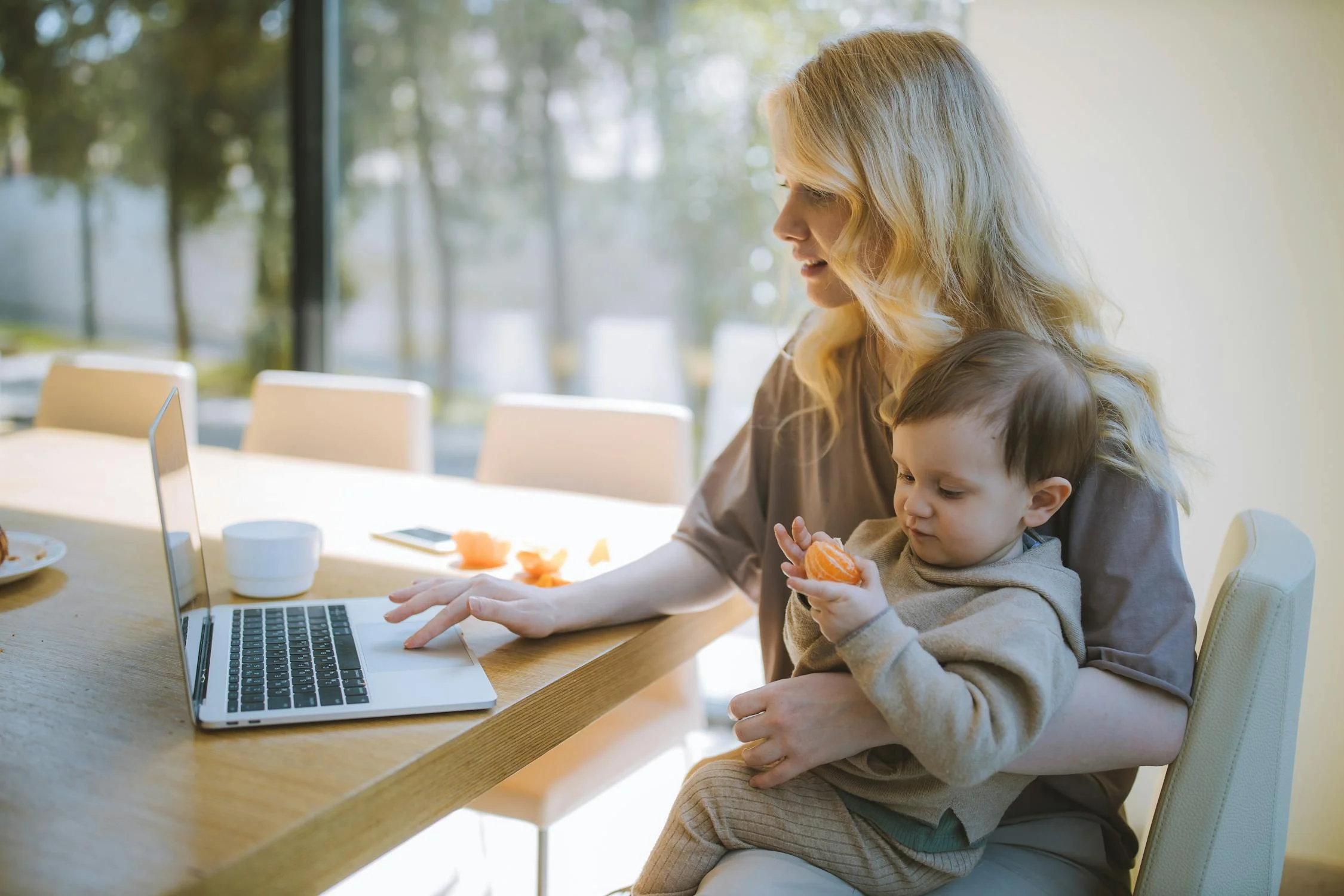 Una mujer trabajando con su bebé | Fuente: Pexels