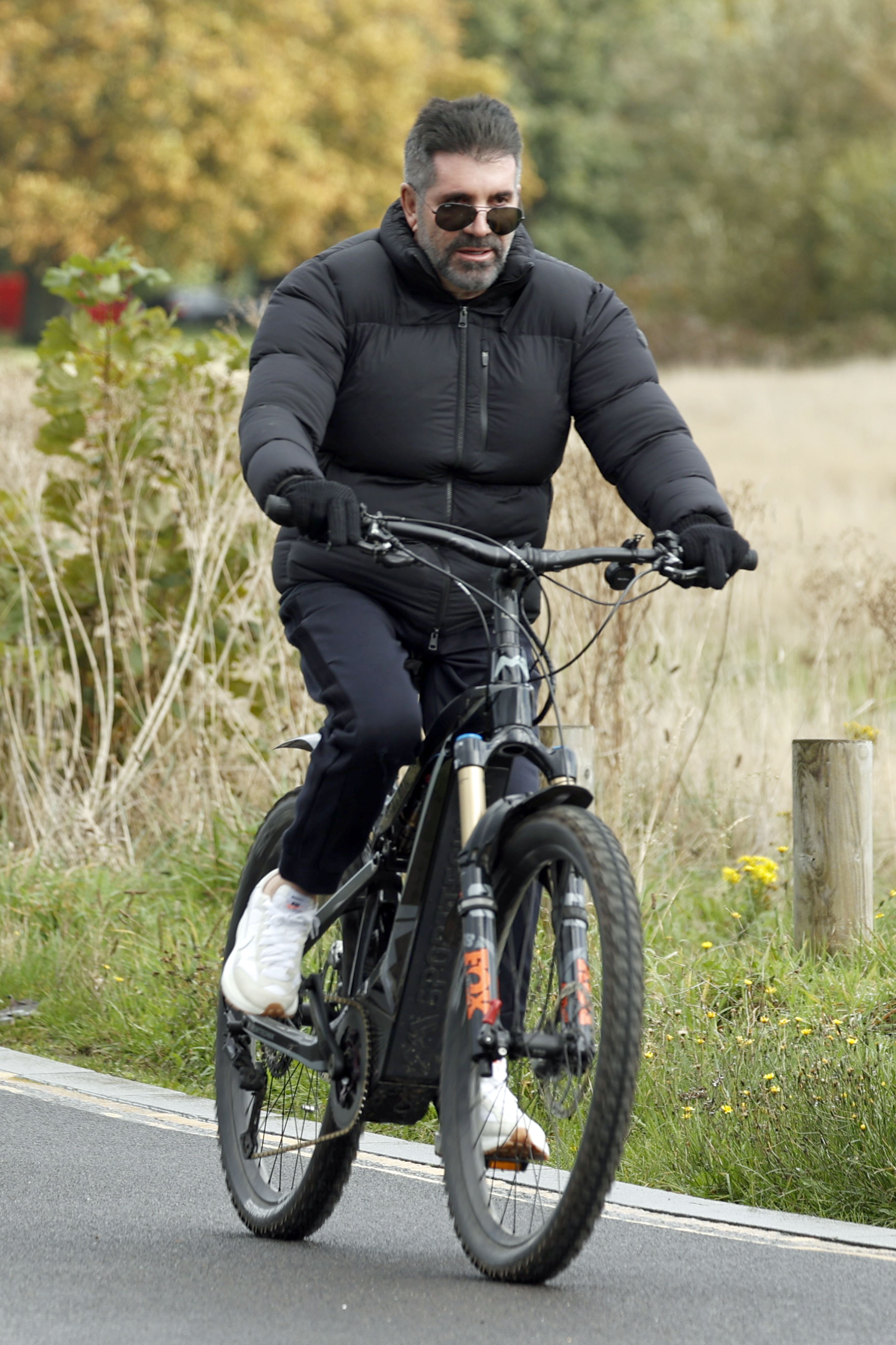 Simon Cowell monta en su bici eléctrica en Londres el 9 de octubre de 2024 | Fuente: Getty Images