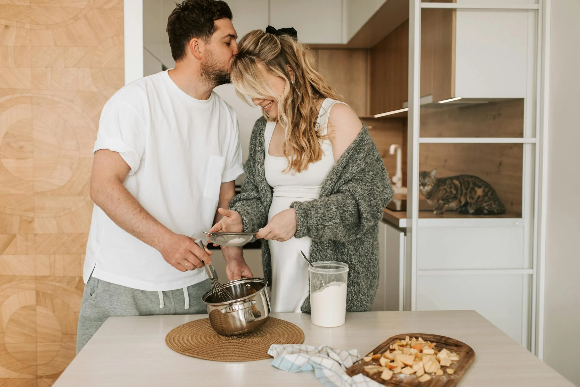 Una pareja feliz cocinando | Fuente: Pexels