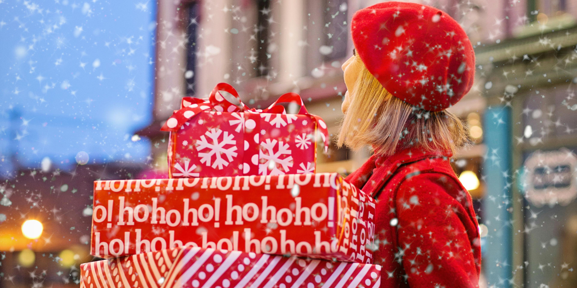 Una mujer con regalos de Navidad | Fuente: Pexels
